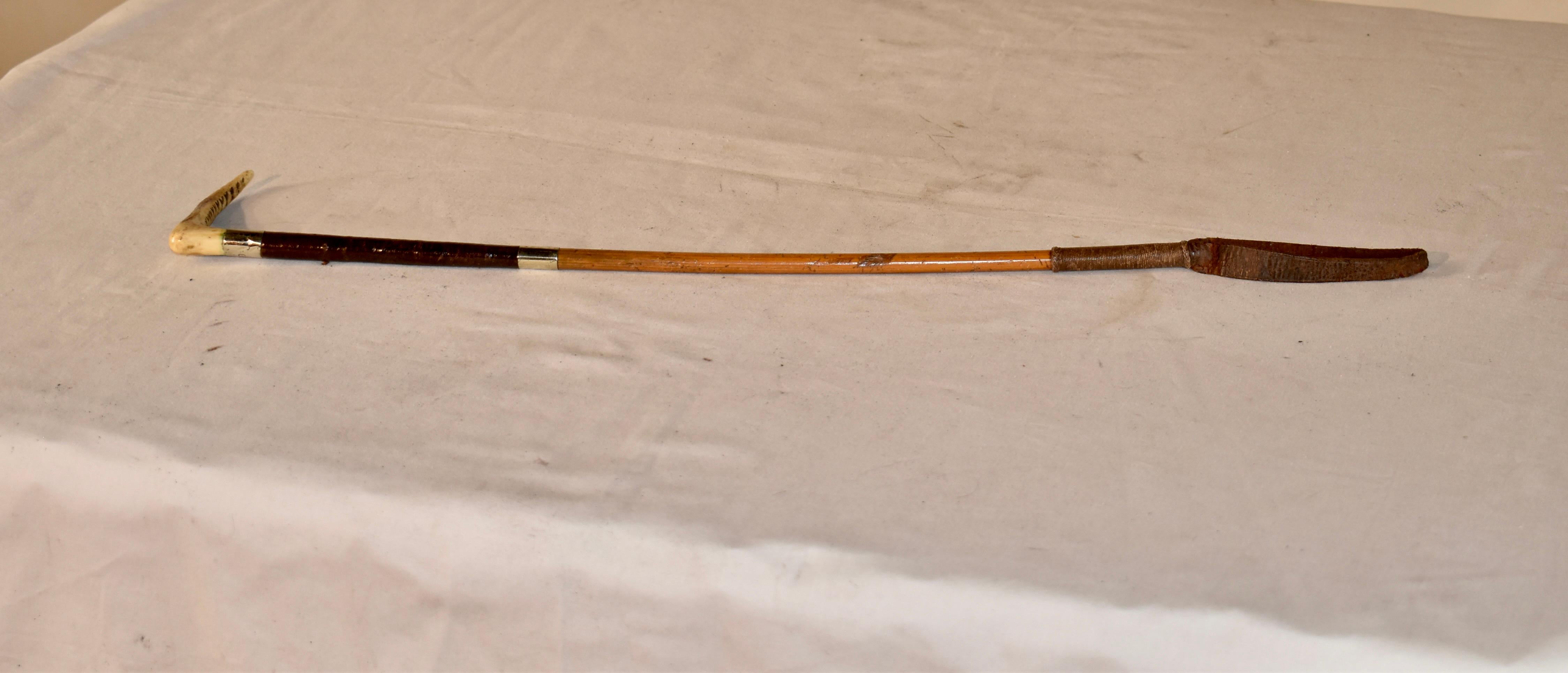Un frustino di hickory del 1920, proveniente dall'Inghilterra.  Il manico è realizzato in osso, che è stato incrociato ad arte per aggiungere interesse al design.  Il manico è fissato al raccolto da un collare d'argento, con le iniziali incise