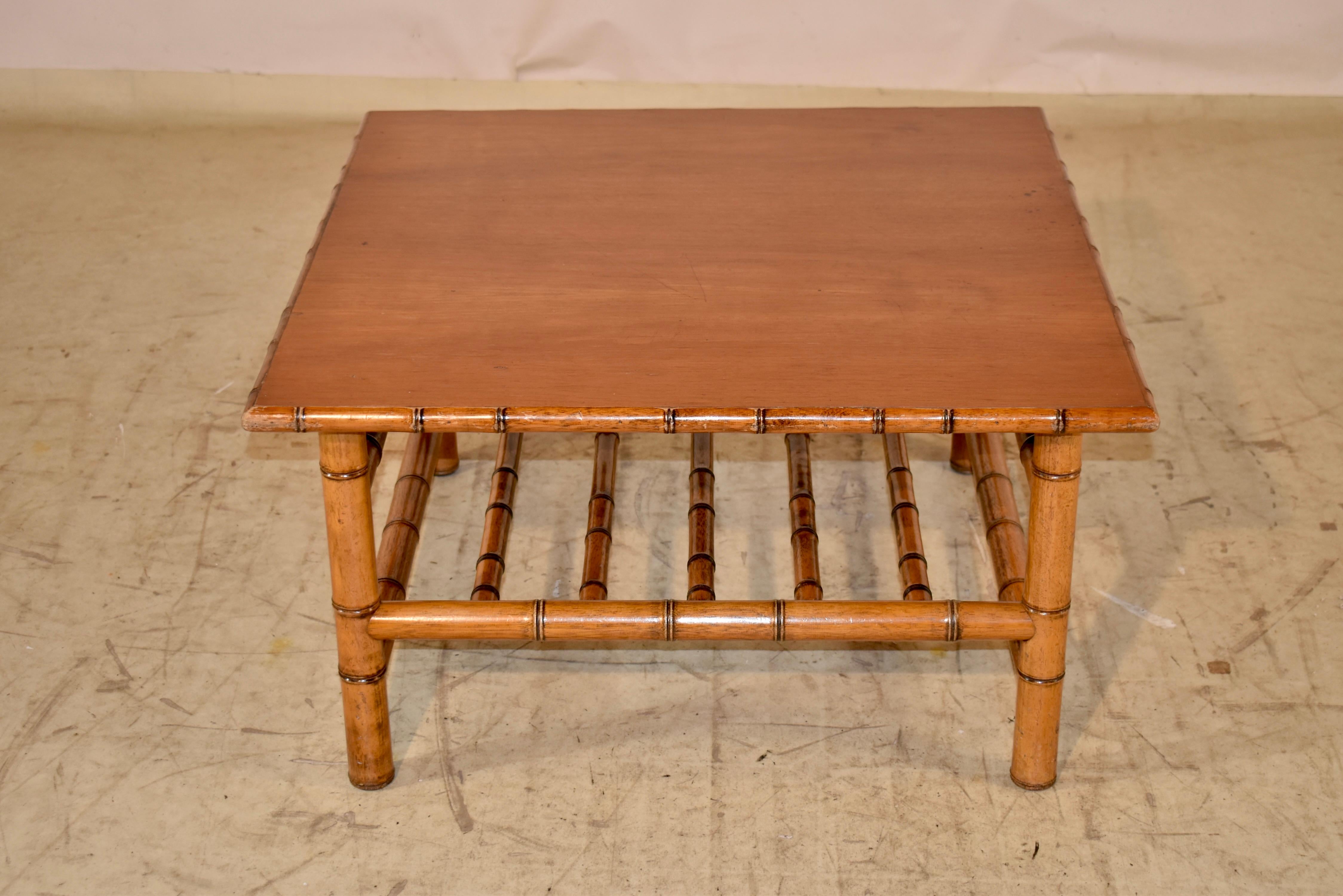 Mesa baja francesa de cerezo imitación bambú de los años 20 Art Nouveau en venta