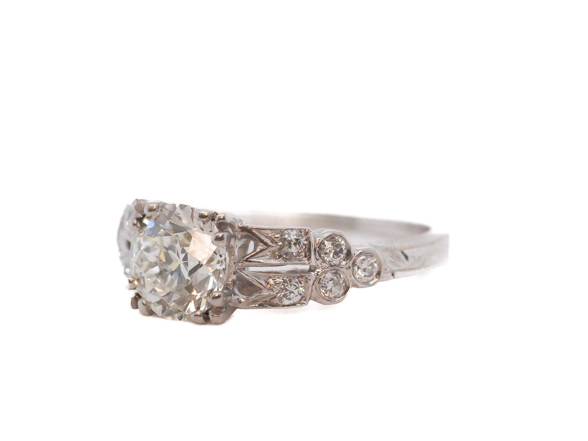 Année : années 1920

Détails de l'article :
Taille de l'anneau : 4.75
Type de métal : Platine [poinçonné et testé].
Poids : 3.0 grammes

Détails du diamant central :

Rapport GIA : 2231703551
Poids : 1,00ct
Coupe : Vieux brillant européen
Couleur :