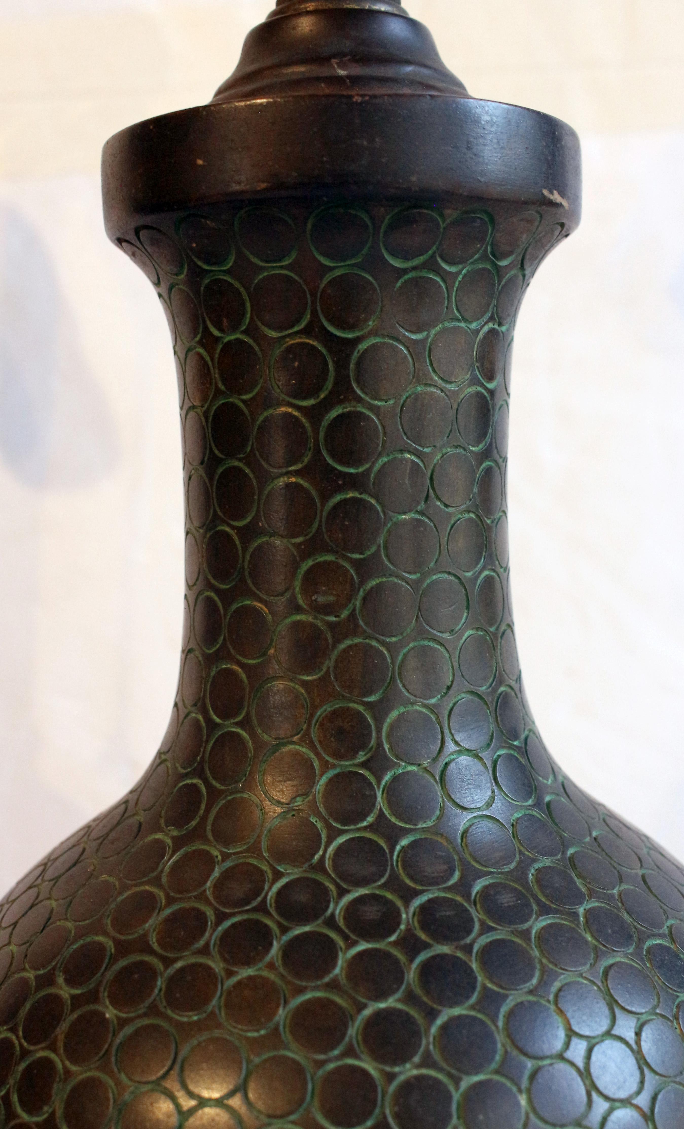 Art déco Circa 1920 Probablement américaine Paire de lampes en bronze Vasi-Form en vente