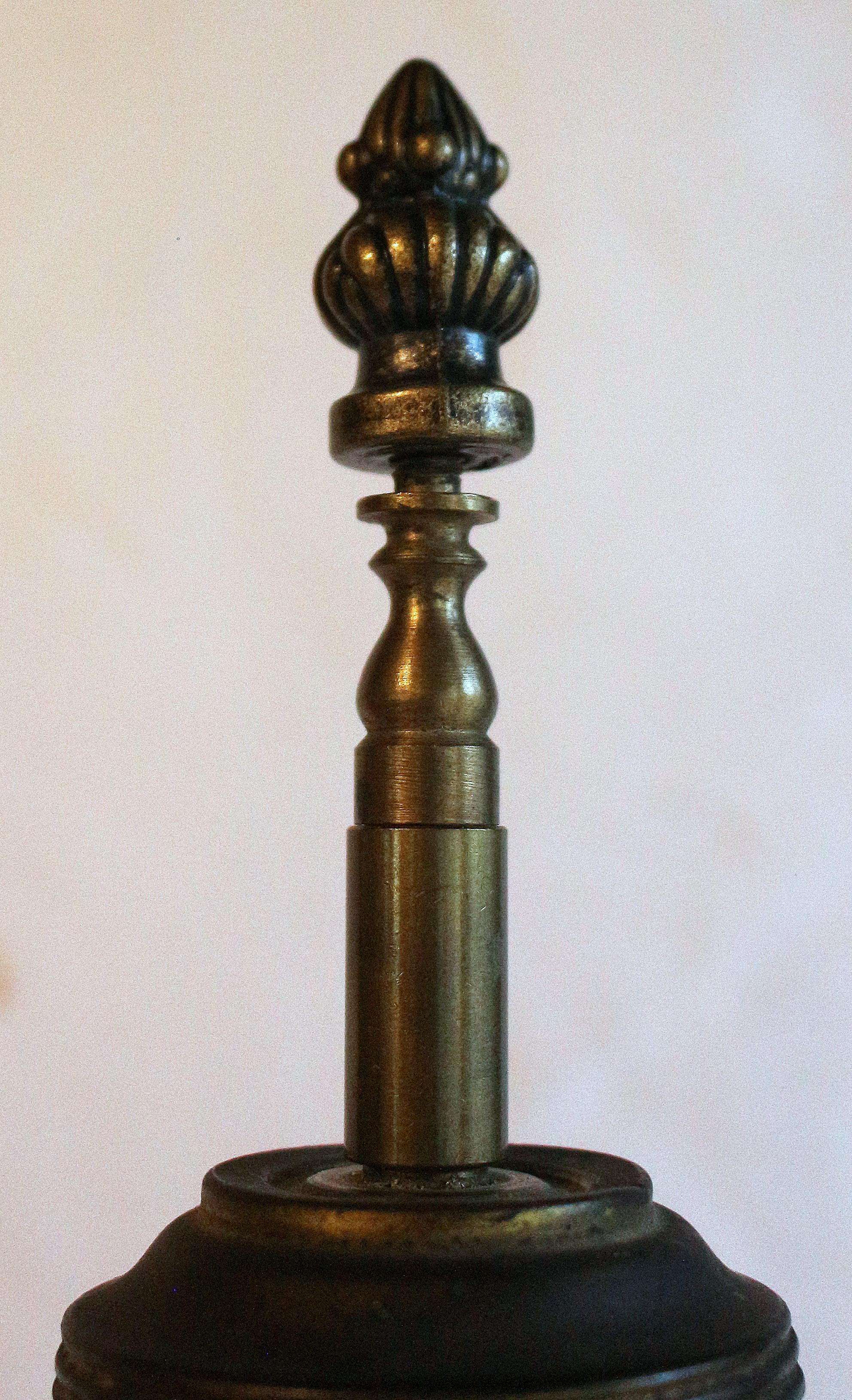 Nord-américain Circa 1920 Probablement américaine Paire de lampes en bronze Vasi-Form en vente