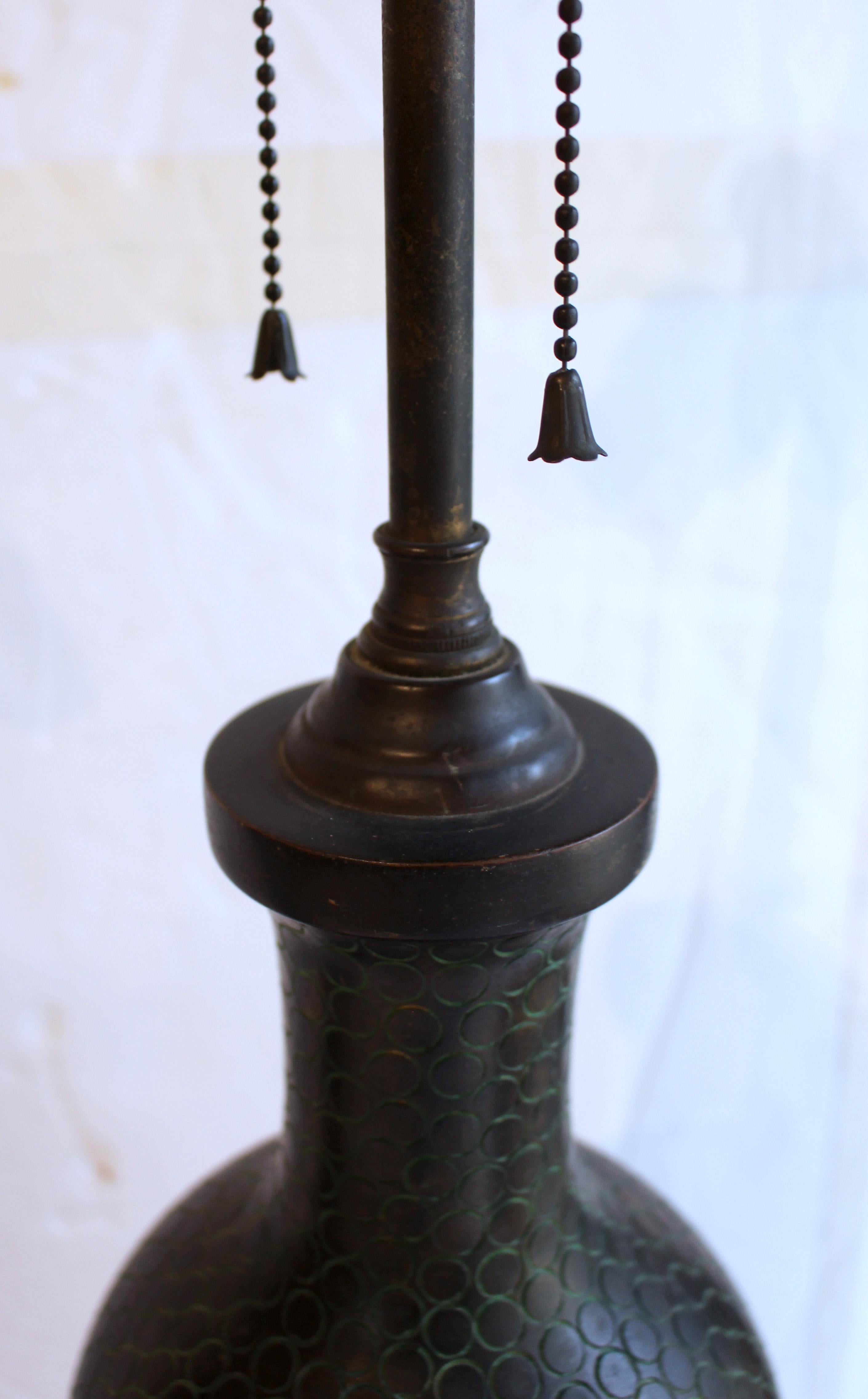 20ième siècle Circa 1920 Probablement américaine Paire de lampes en bronze Vasi-Form en vente