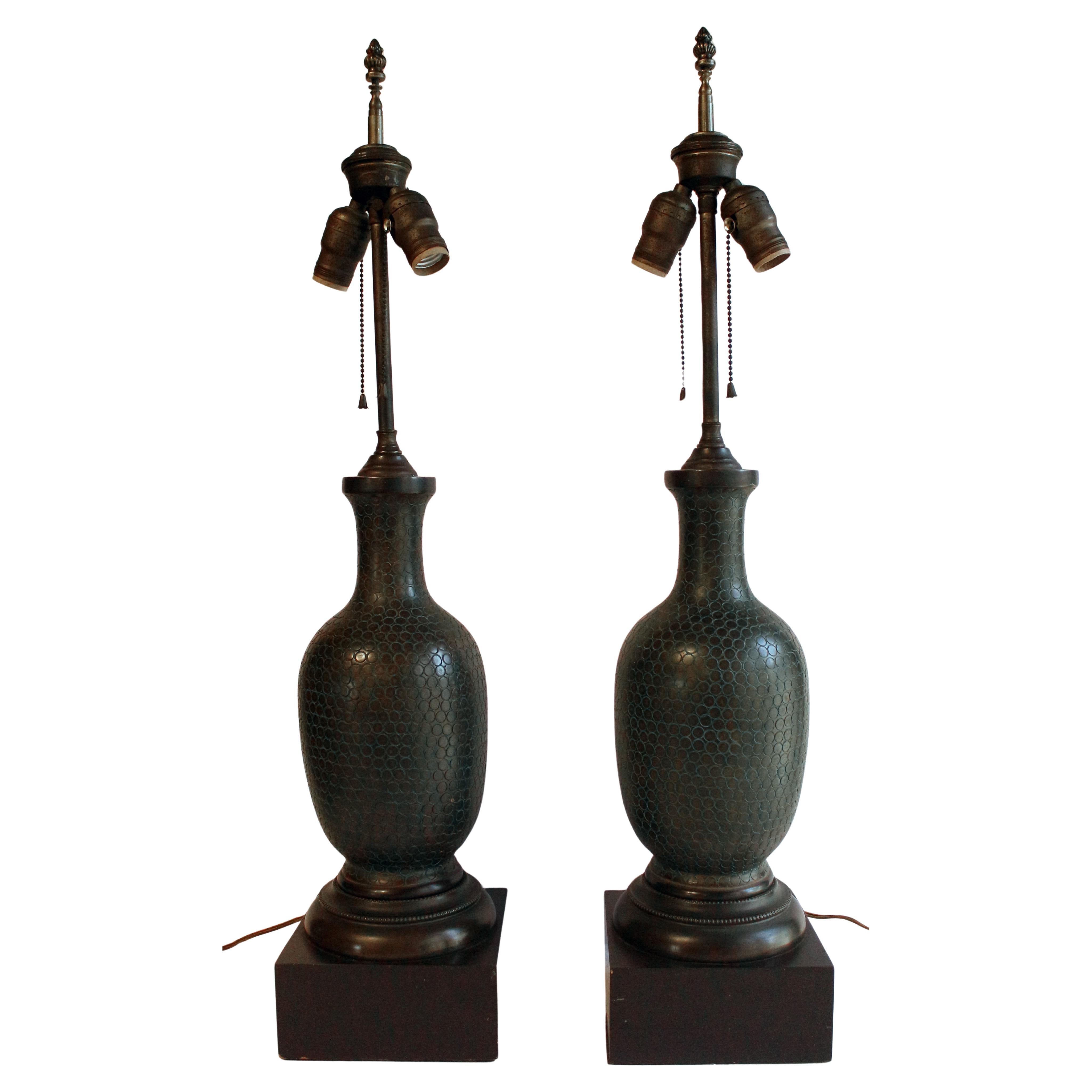 Circa 1920s Pareja probablemente americana de lámparas de bronce en forma de Vasi