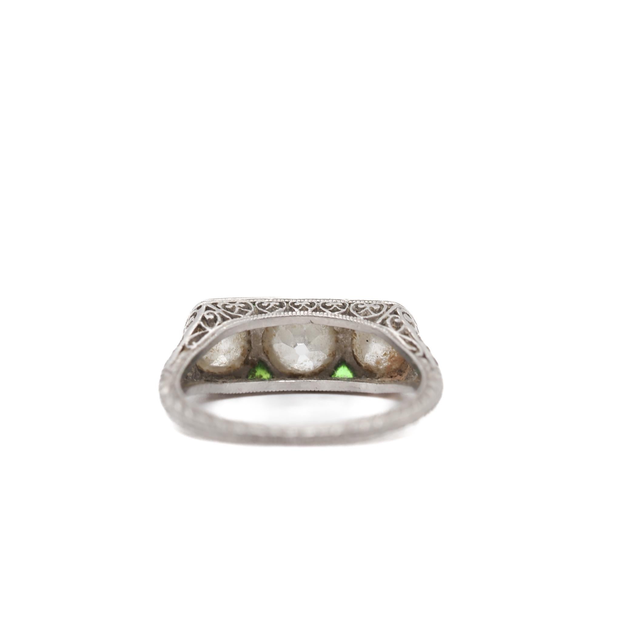 Romain classique Bague de fiançailles européenne ancienne à 3 pierres, diamant et émeraude, datant des années 1920 en vente