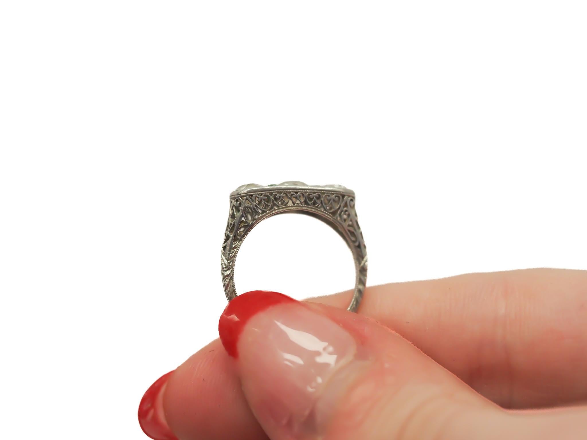 Taille vieille Europe Bague de fiançailles européenne ancienne à 3 pierres, diamant et émeraude, datant des années 1920 en vente