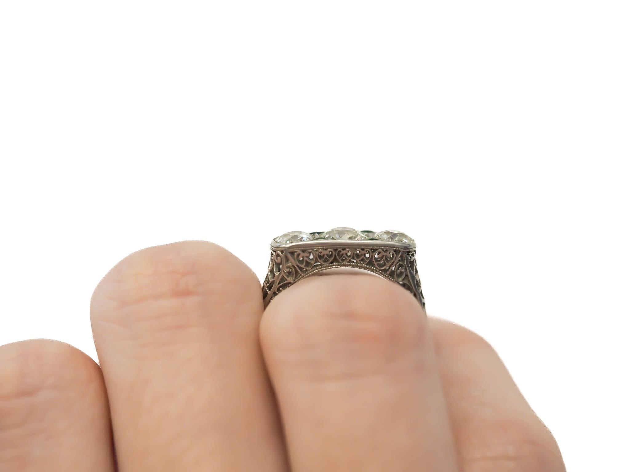 Bague de fiançailles européenne ancienne à 3 pierres, diamant et émeraude, datant des années 1920 Bon état - En vente à Hicksville, NY