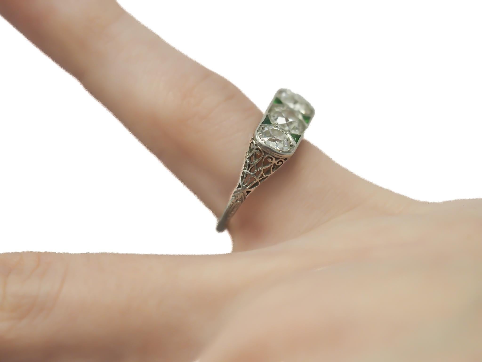 Bague de fiançailles européenne ancienne à 3 pierres, diamant et émeraude, datant des années 1920 Pour femmes en vente