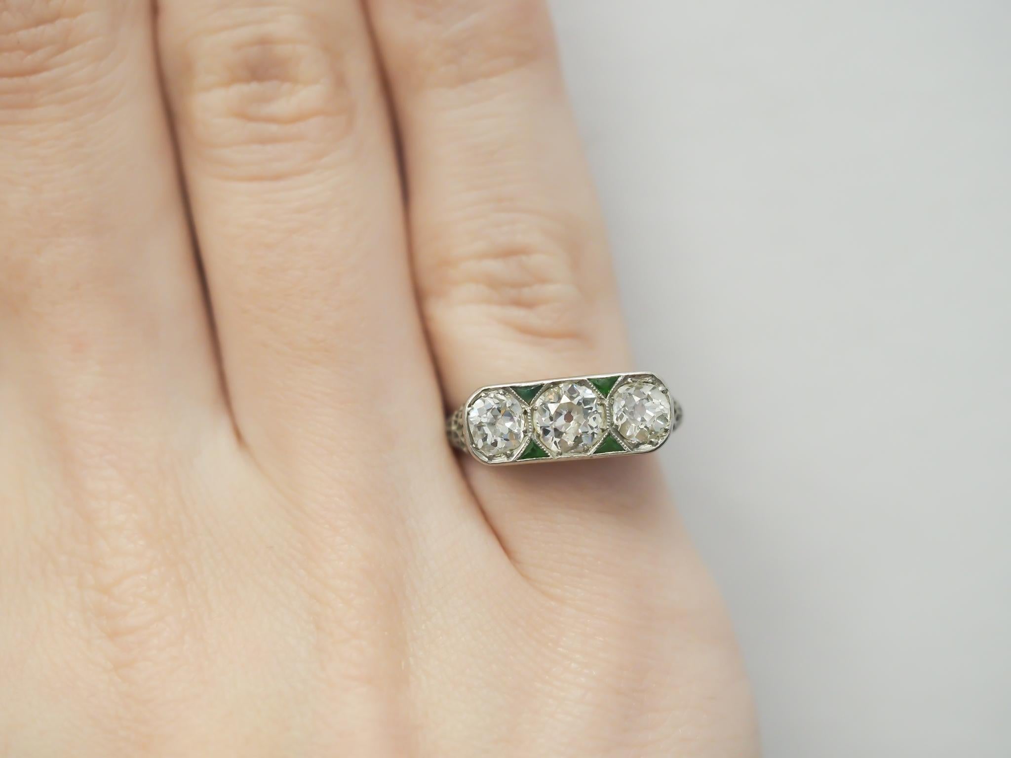 Bague de fiançailles européenne ancienne à 3 pierres, diamant et émeraude, datant des années 1920 en vente 1
