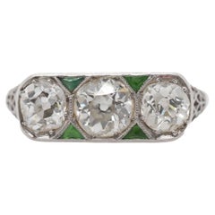 CIRCA 1920er Jahre Alte Europäische 3 Stein Diamant und Smaragd Verlobungsring