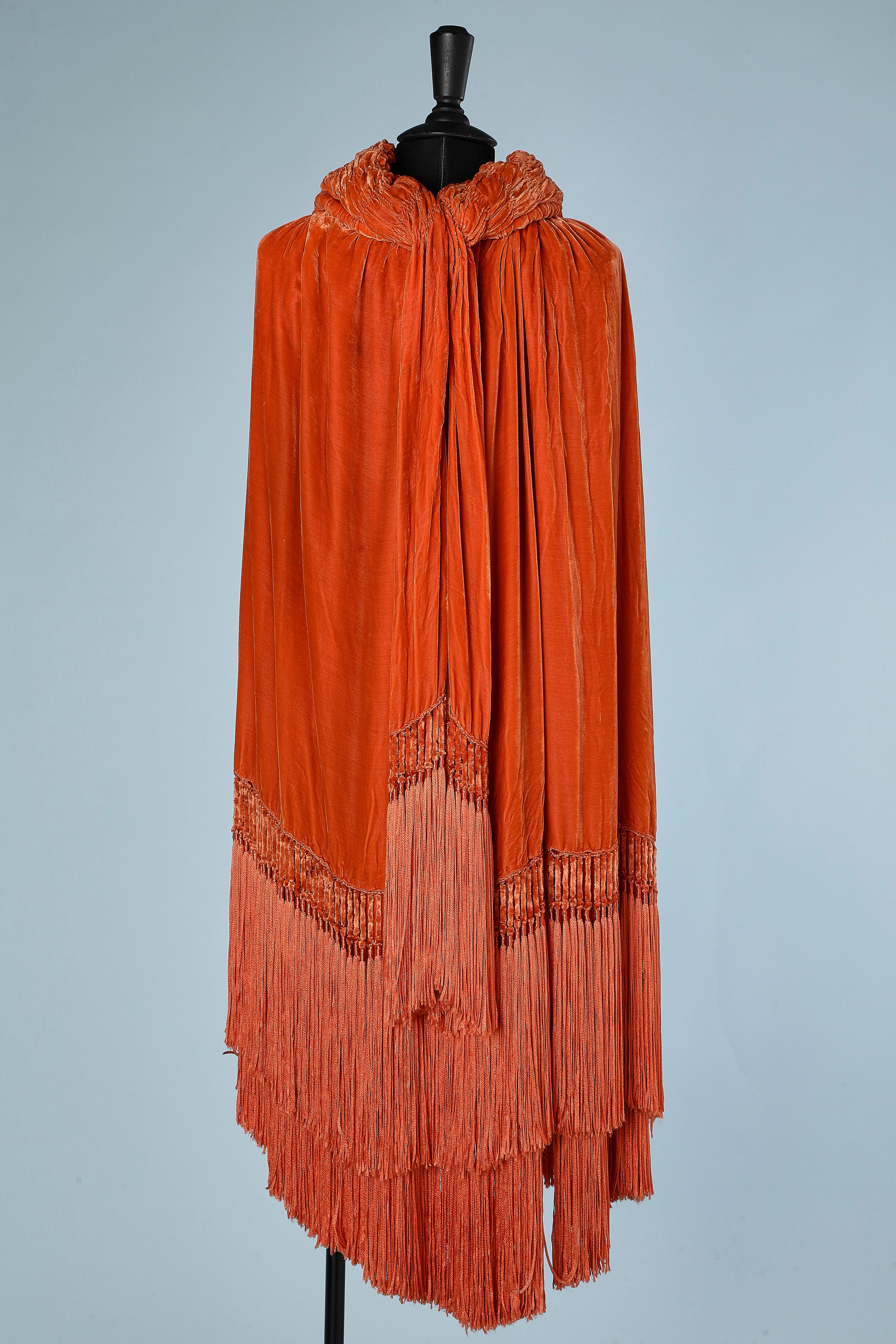 Circa 1920's Opera cape in orange silk velvet and silk &velvet fringes  In Good Condition For Sale In Saint-Ouen-Sur-Seine, FR