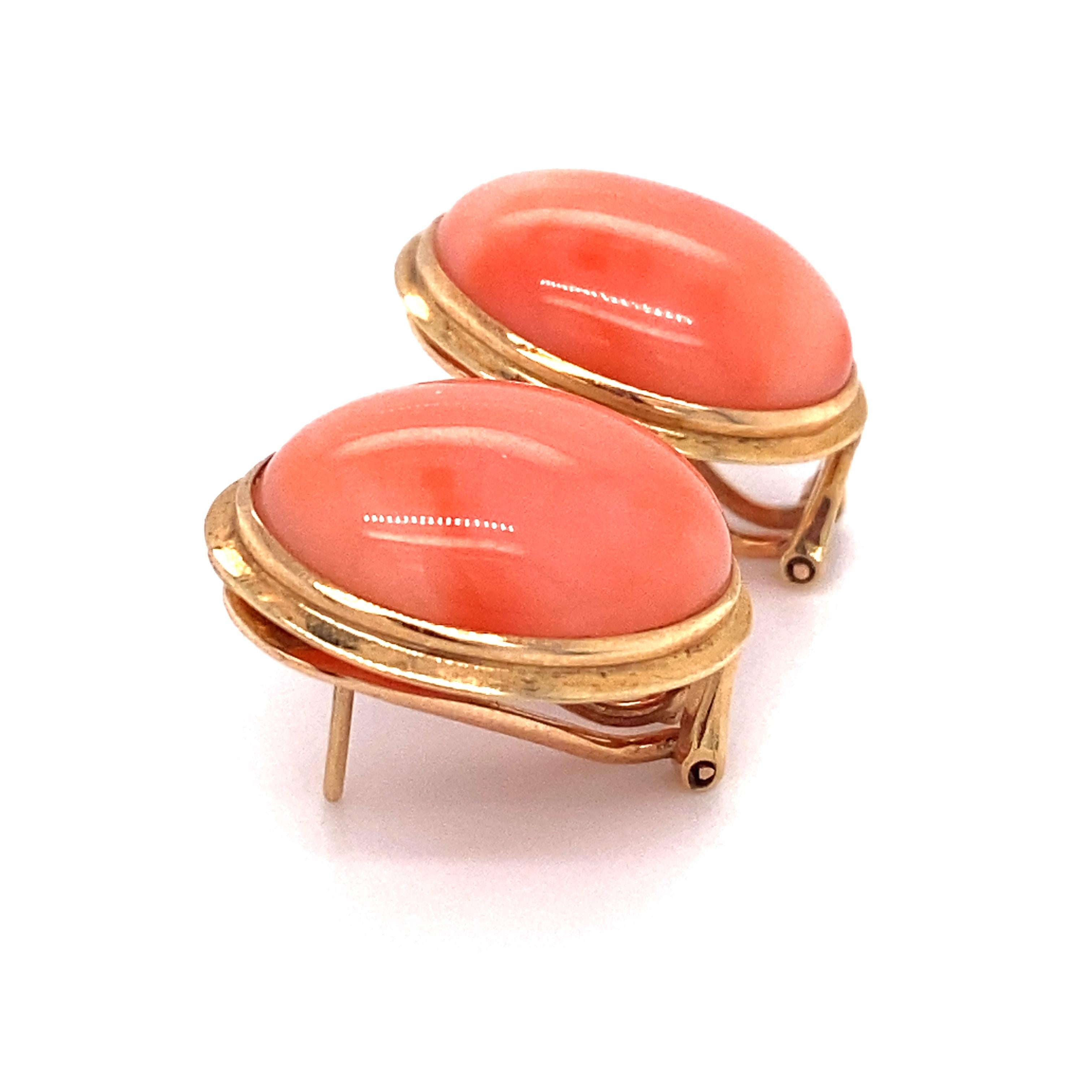 Circa 1920s Oval Orange Coral Button Earrings in 14 Karat Gold In Excellent Condition For Sale In Atlanta, GA