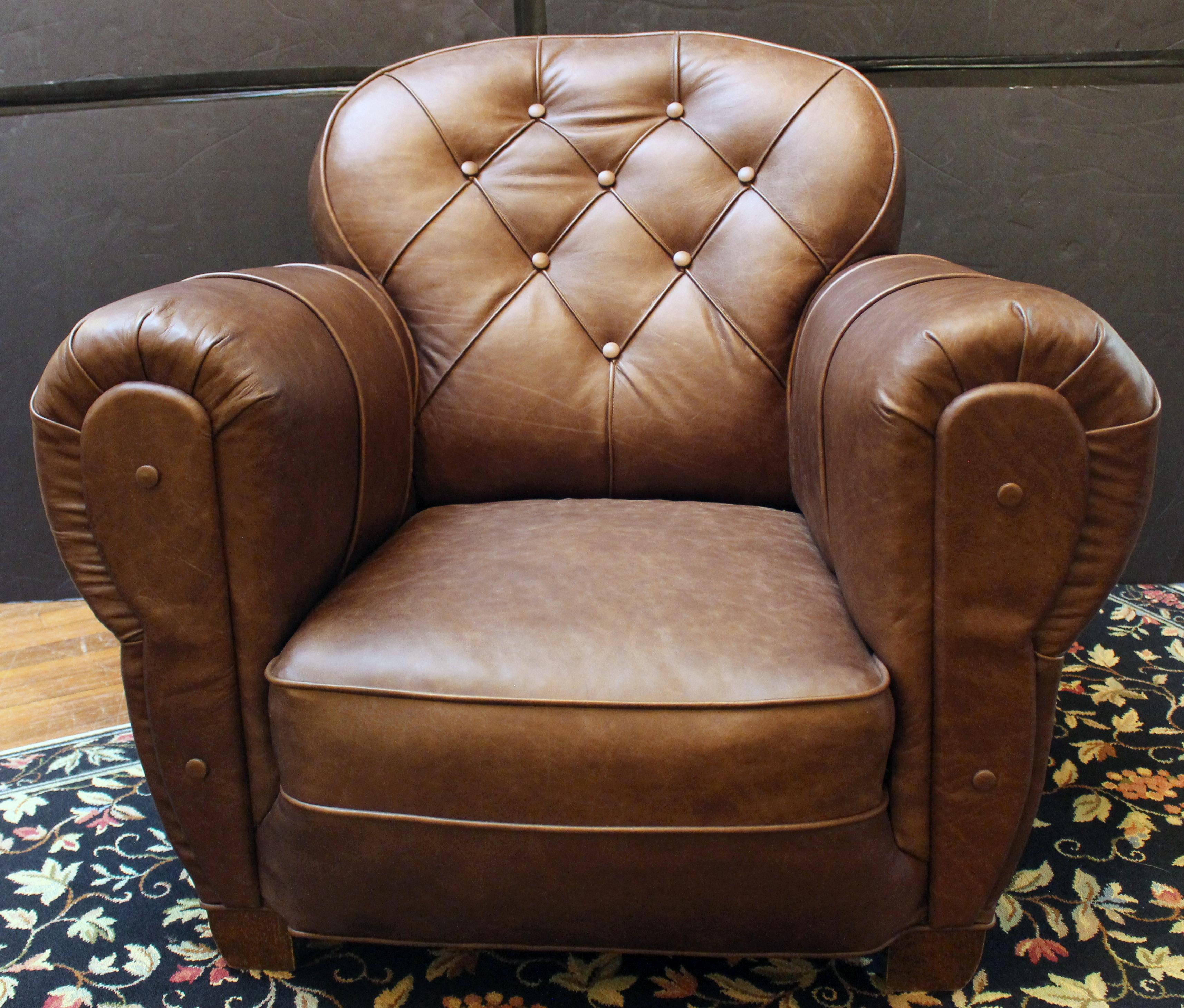 Paire de fauteuils club Art Déco anglais datant des années 1920. Récemment retapissé en cuir marron riche de haute qualité, selon le design original et selon des normes rigoureuses - panneaux de dossier tuftés en diamant ; doubles boutons sur les