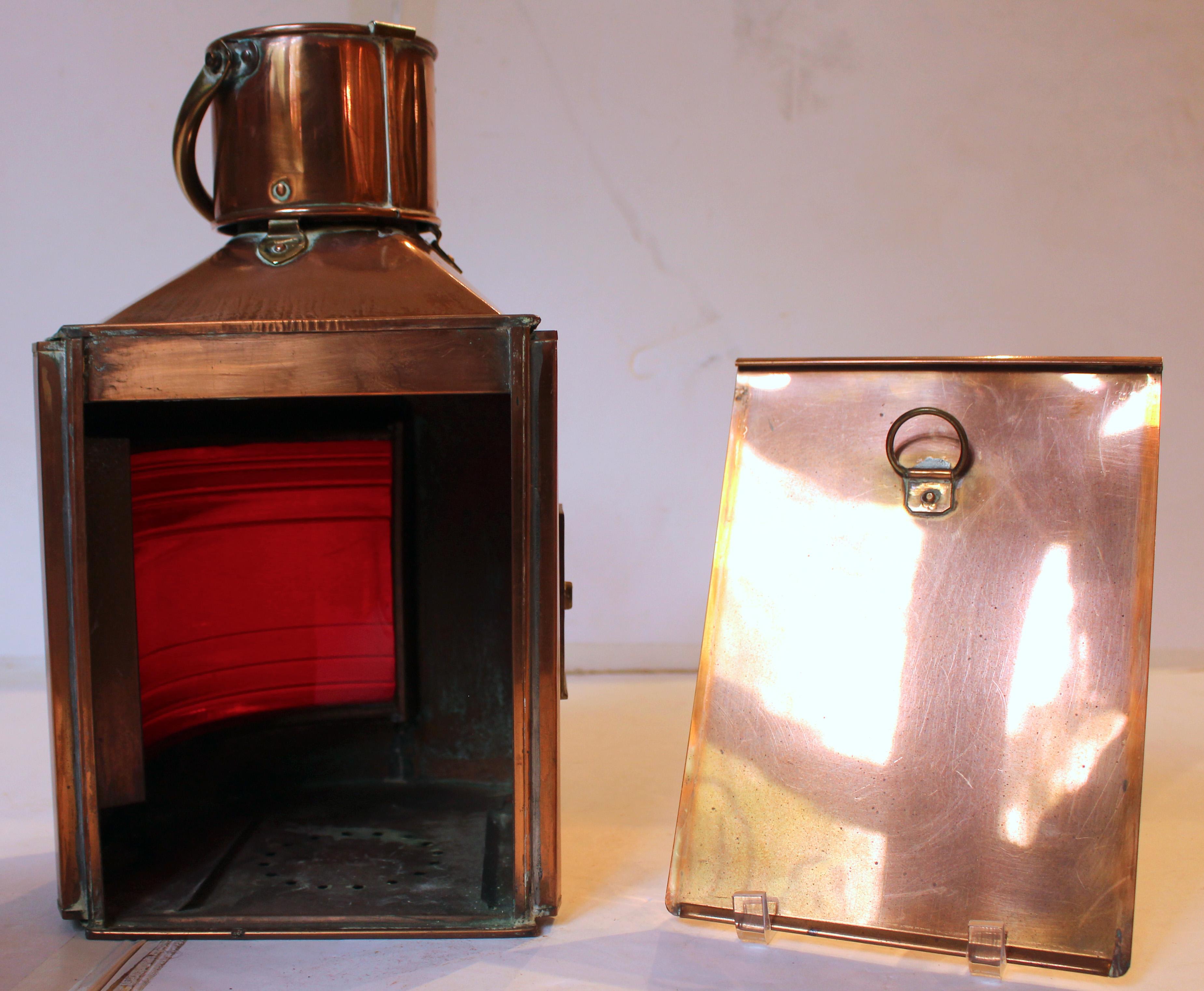 Paire de lanternes à l'huile de navires anglais à bâbord et à tribord datant des années 1920 en vente 3