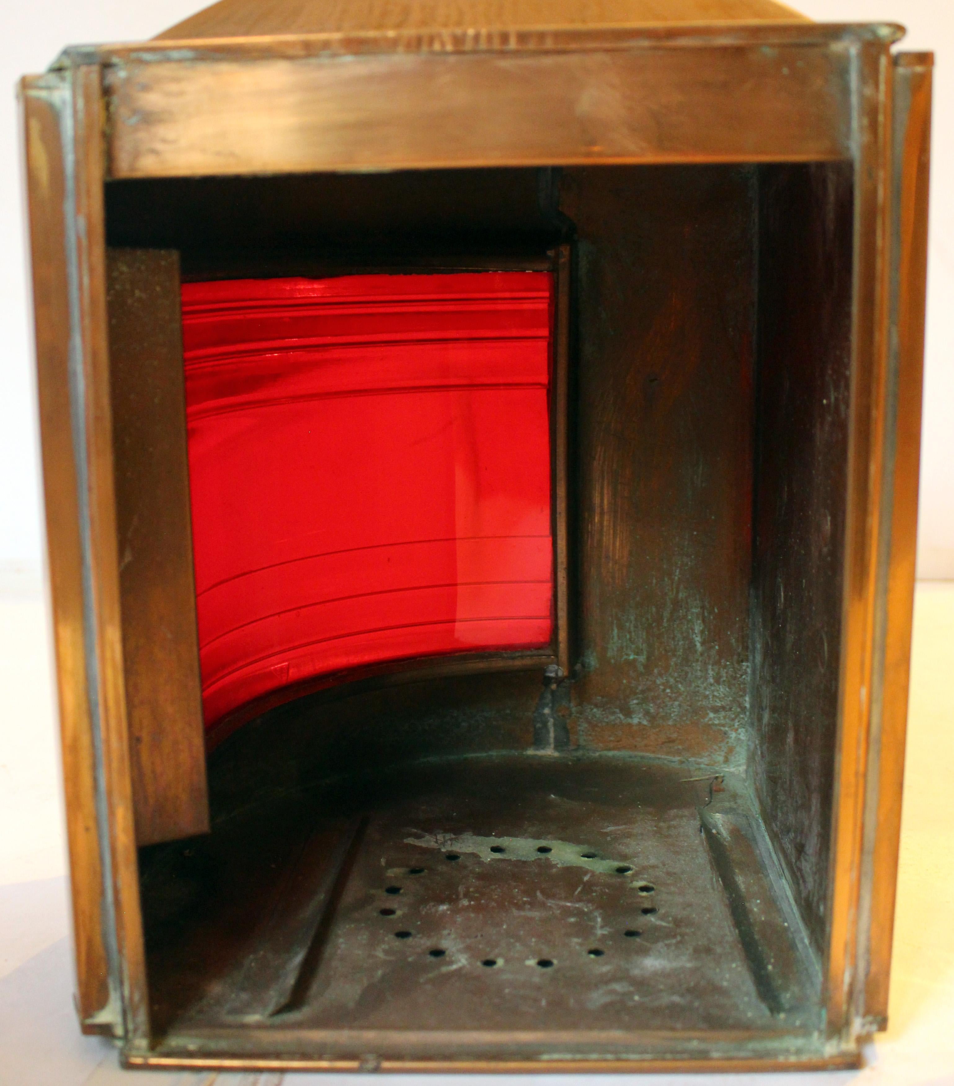 Paire de lanternes à l'huile de navires anglais à bâbord et à tribord datant des années 1920 en vente 5