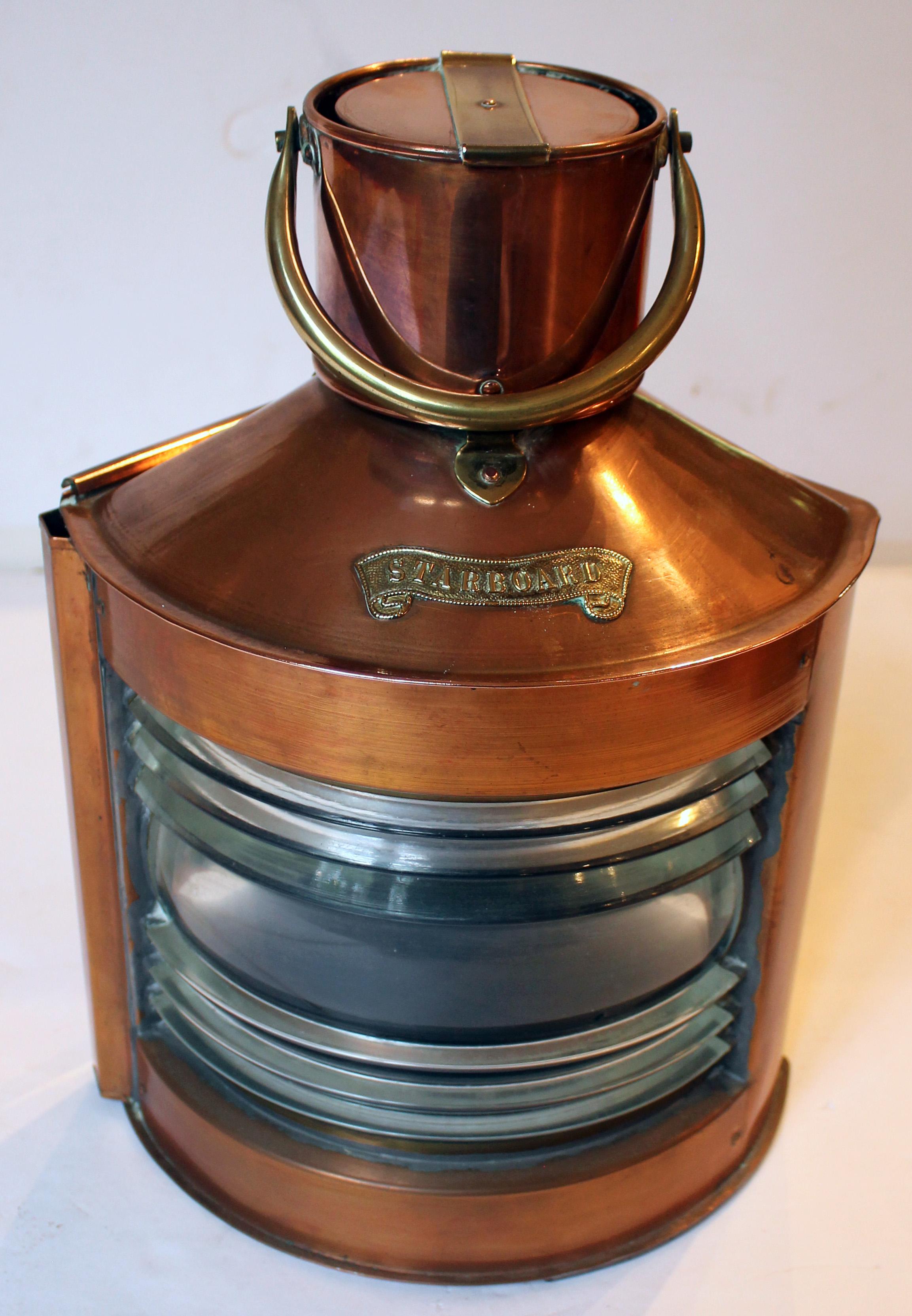 Paire de lanternes à huile de navire à bâbord et à tribord, datant des années CIRCA, anglaises. Magnifique cuivre avec des montures en laiton et des plaques à volutes avec des lentilles en verre de Fresnel sur chacune d'elles et des lentilles