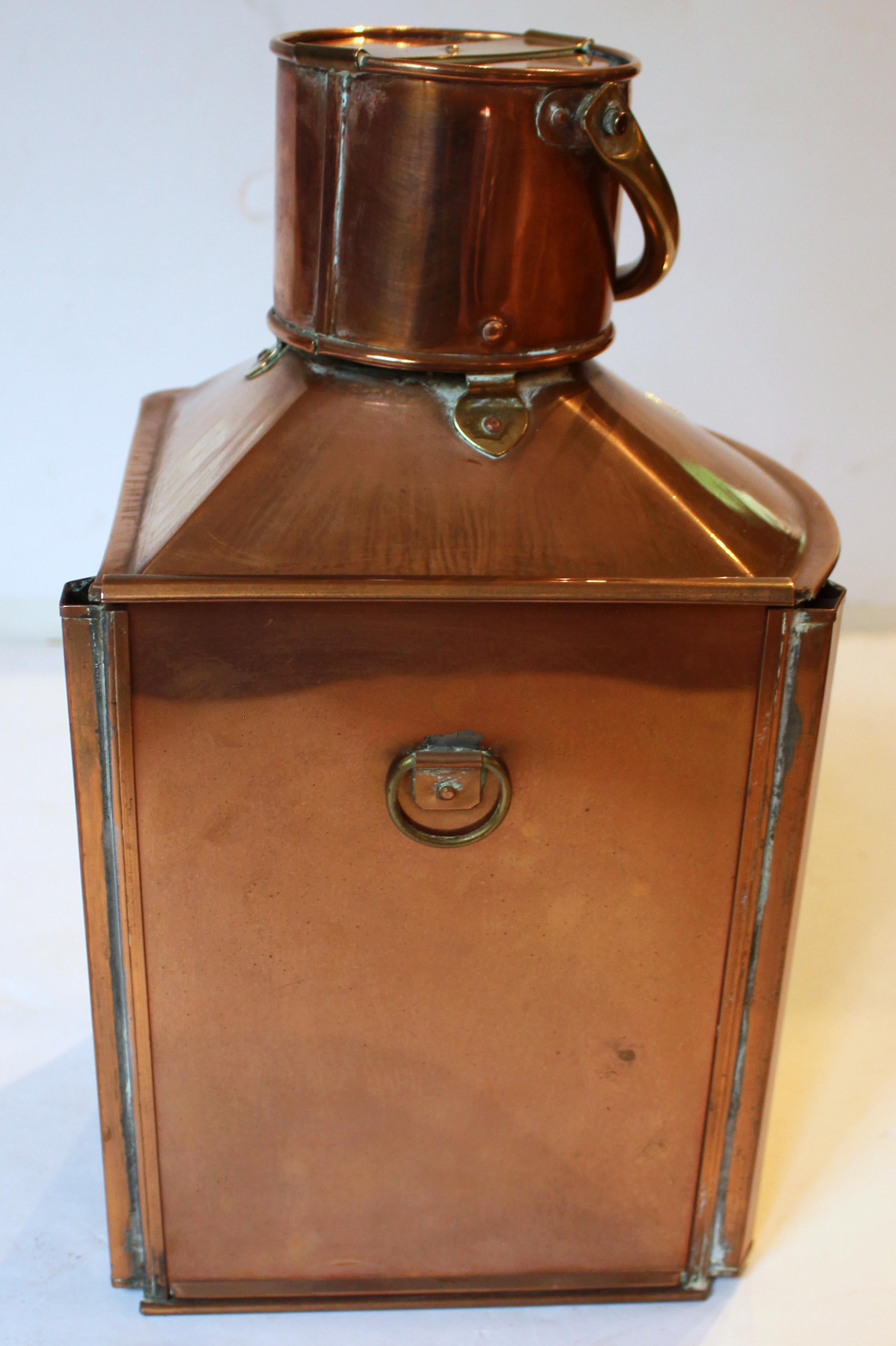 Édouardien Paire de lanternes à l'huile de navires anglais à bâbord et à tribord datant des années 1920 en vente
