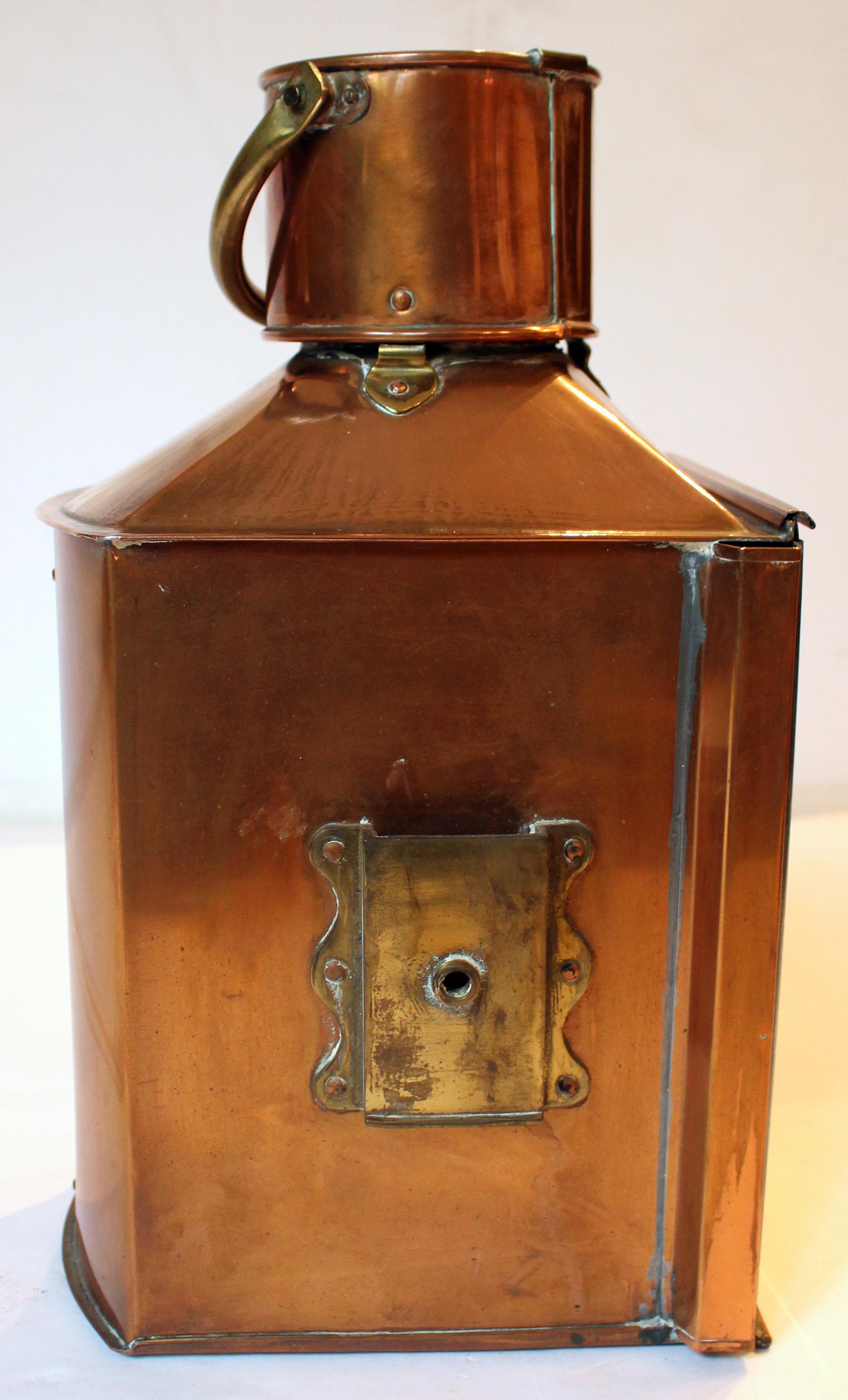 Anglais Paire de lanternes à l'huile de navires anglais à bâbord et à tribord datant des années 1920 en vente