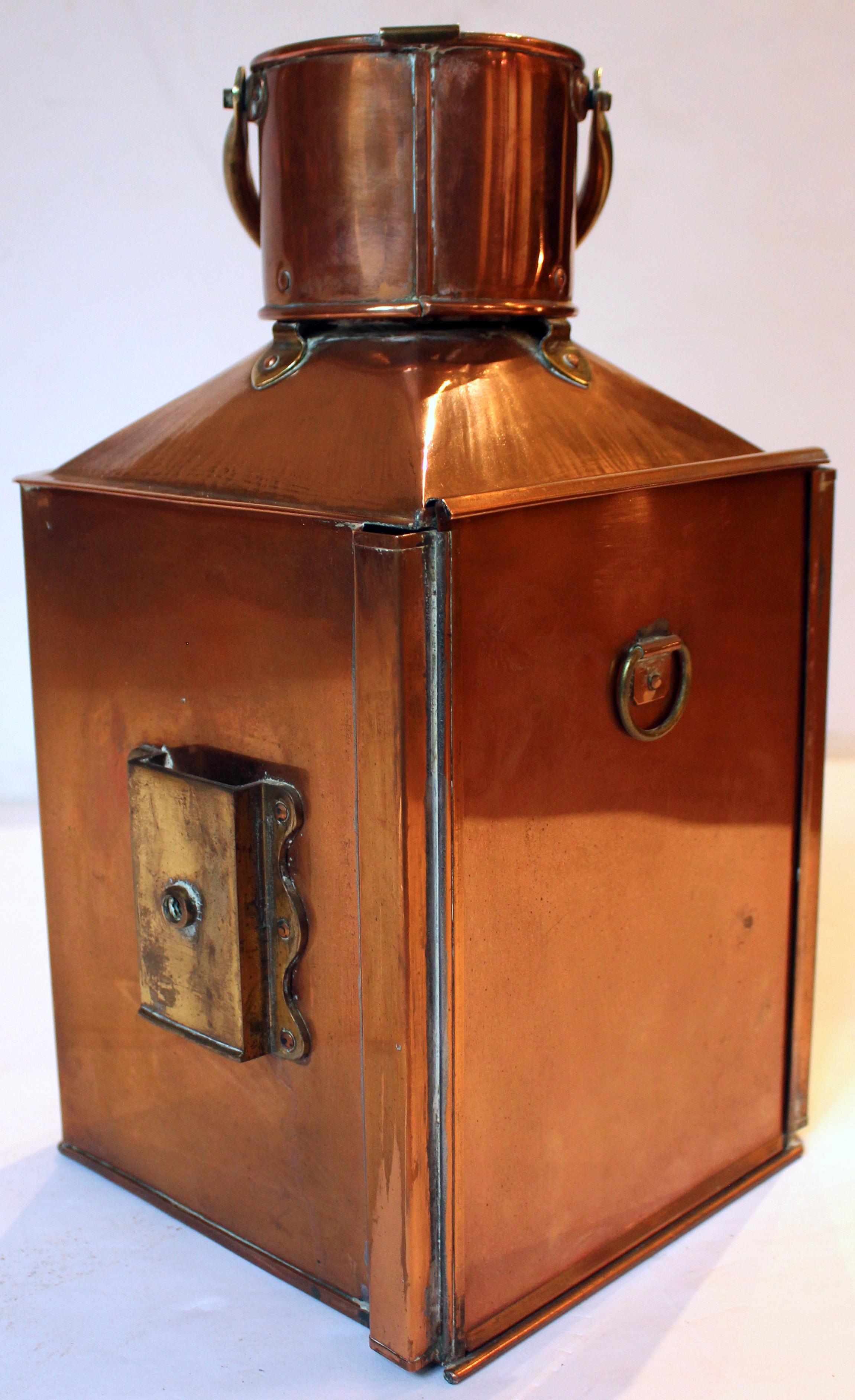 Paire de lanternes à l'huile de navires anglais à bâbord et à tribord datant des années 1920 Bon état - En vente à Chapel Hill, NC