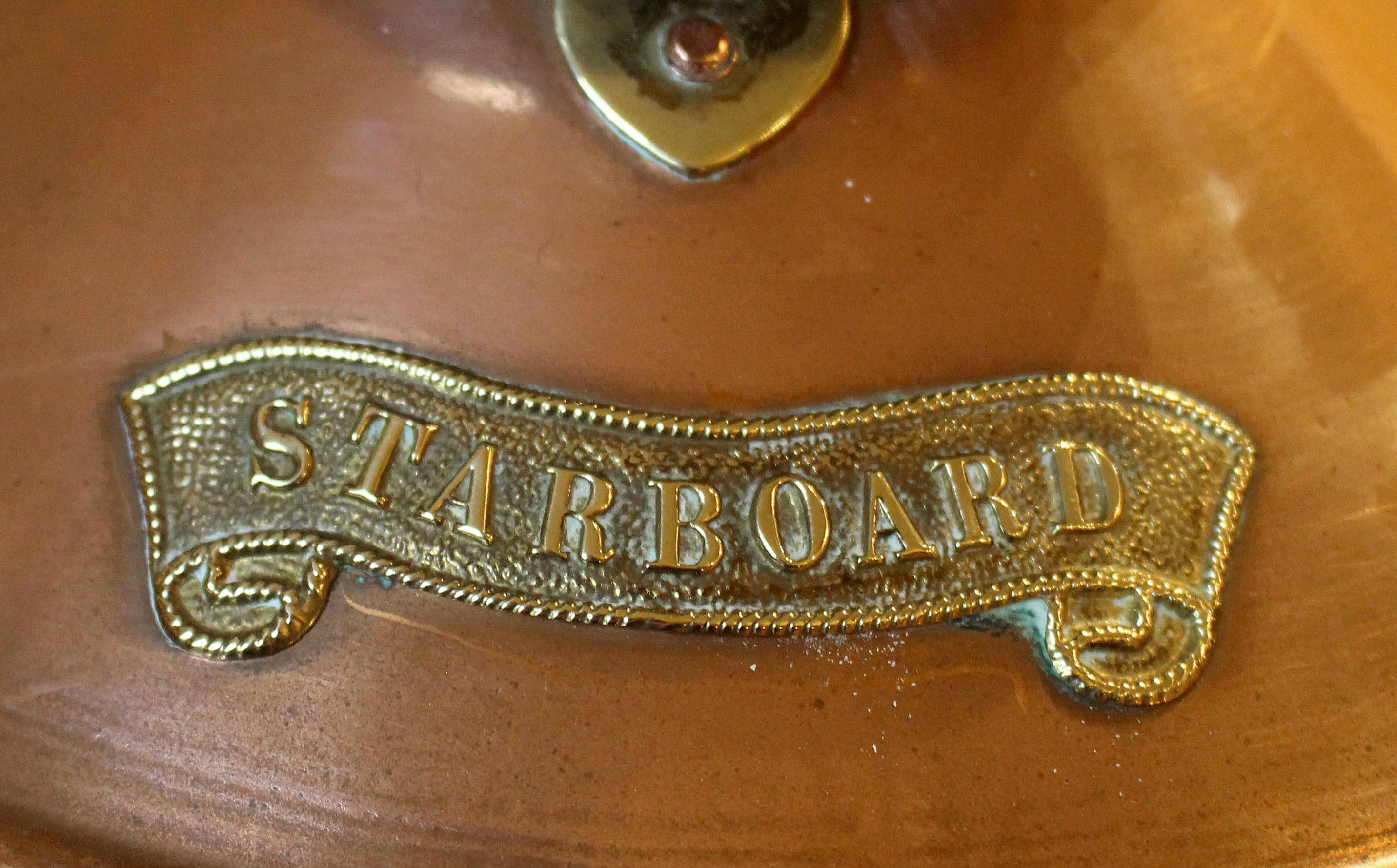 Laiton Paire de lanternes à l'huile de navires anglais à bâbord et à tribord datant des années 1920 en vente