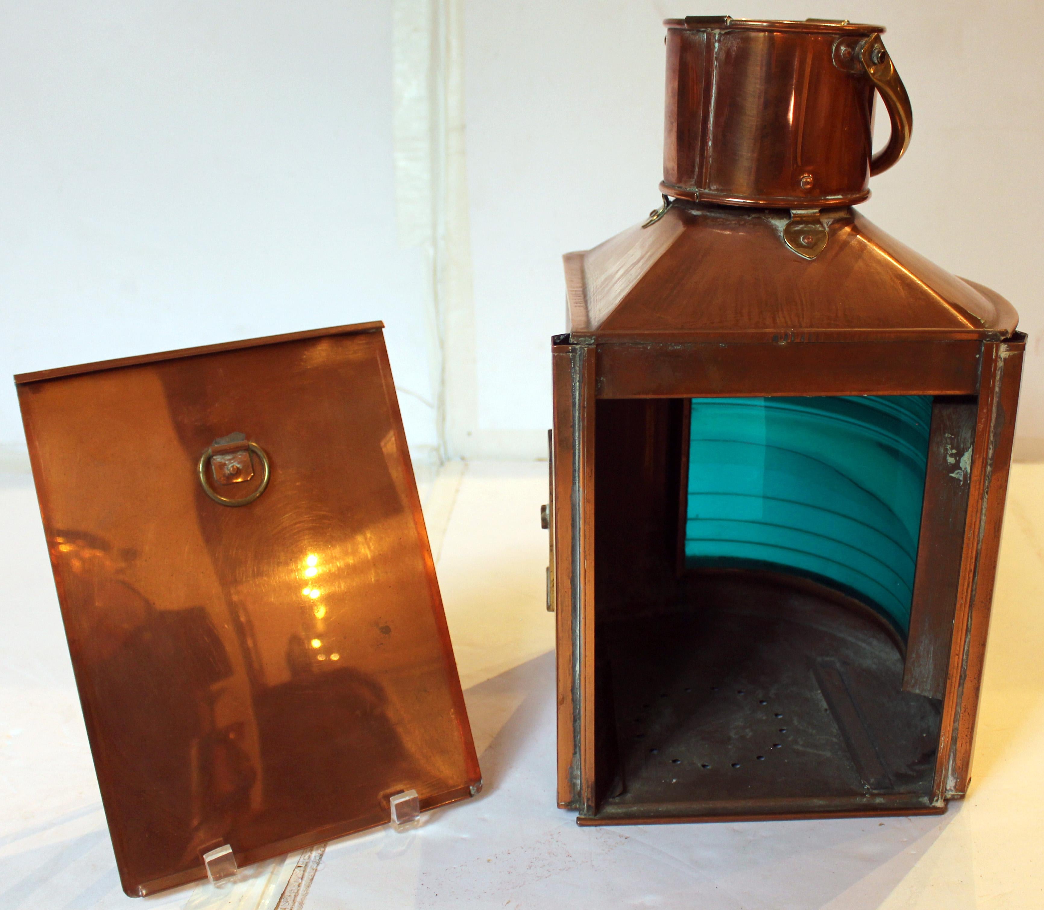Paire de lanternes à l'huile de navires anglais à bâbord et à tribord datant des années 1920 en vente 2