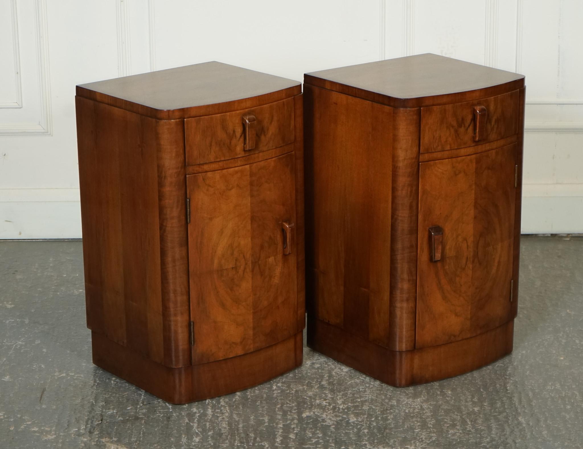 
Estamos encantados de ofrecer a la venta este par de mesillas de noche Art Decó de nogal de los años 20. 

Este par rezuma sofisticación y elegancia típicas de la época Art Déco. Estas mesillas de noche están bellamente elaboradas con rica madera