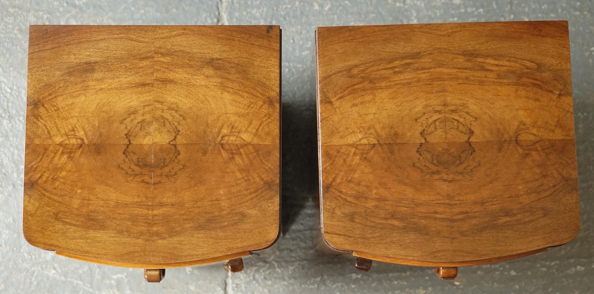 DÉCADA DE 1920 PAR DE CAMAS DE MADERA ART DECO Mesas de noche Nogal
