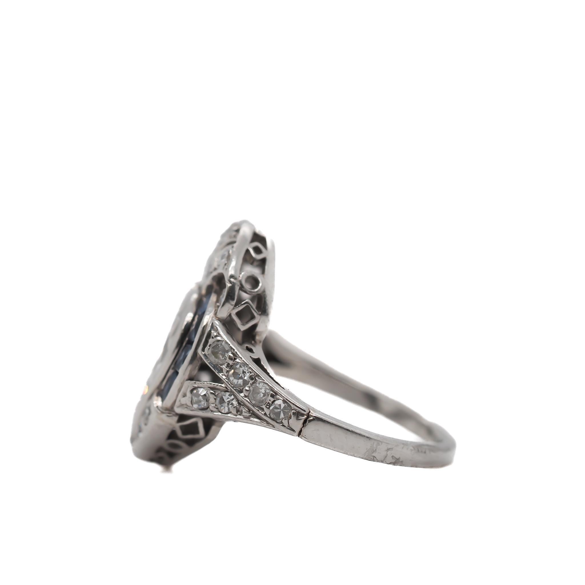 Jahr: 1920er Jahre

Artikel-Details:
Ringgröße: 3.5
Metall-Typ: Platin [gepunzt und geprüft]
Gewicht: 4.0 Gramm

Zentrum Diamant Details:
Gewicht: 1,40ct Gesamtgewicht
Schnitt: Antiker Herz-Porträt-Schliff
Farbe: H
Klarheit: VS2
Art: