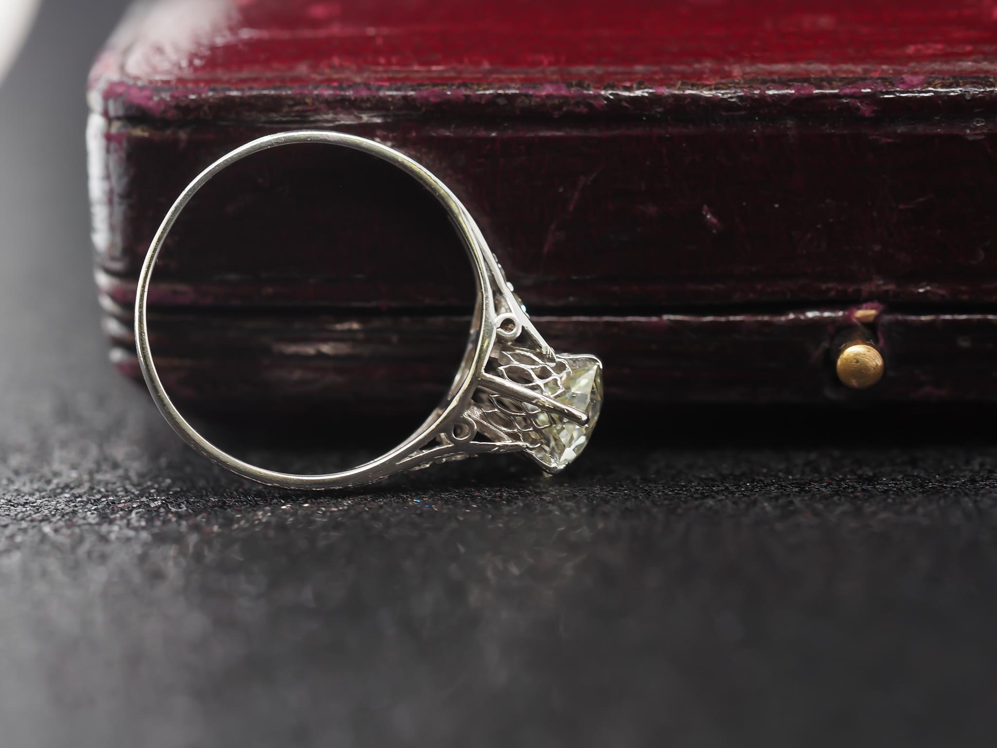 Women's Circa 1920s Platinum Art Deco 1.06ct Old European Engagement Ring For Sale