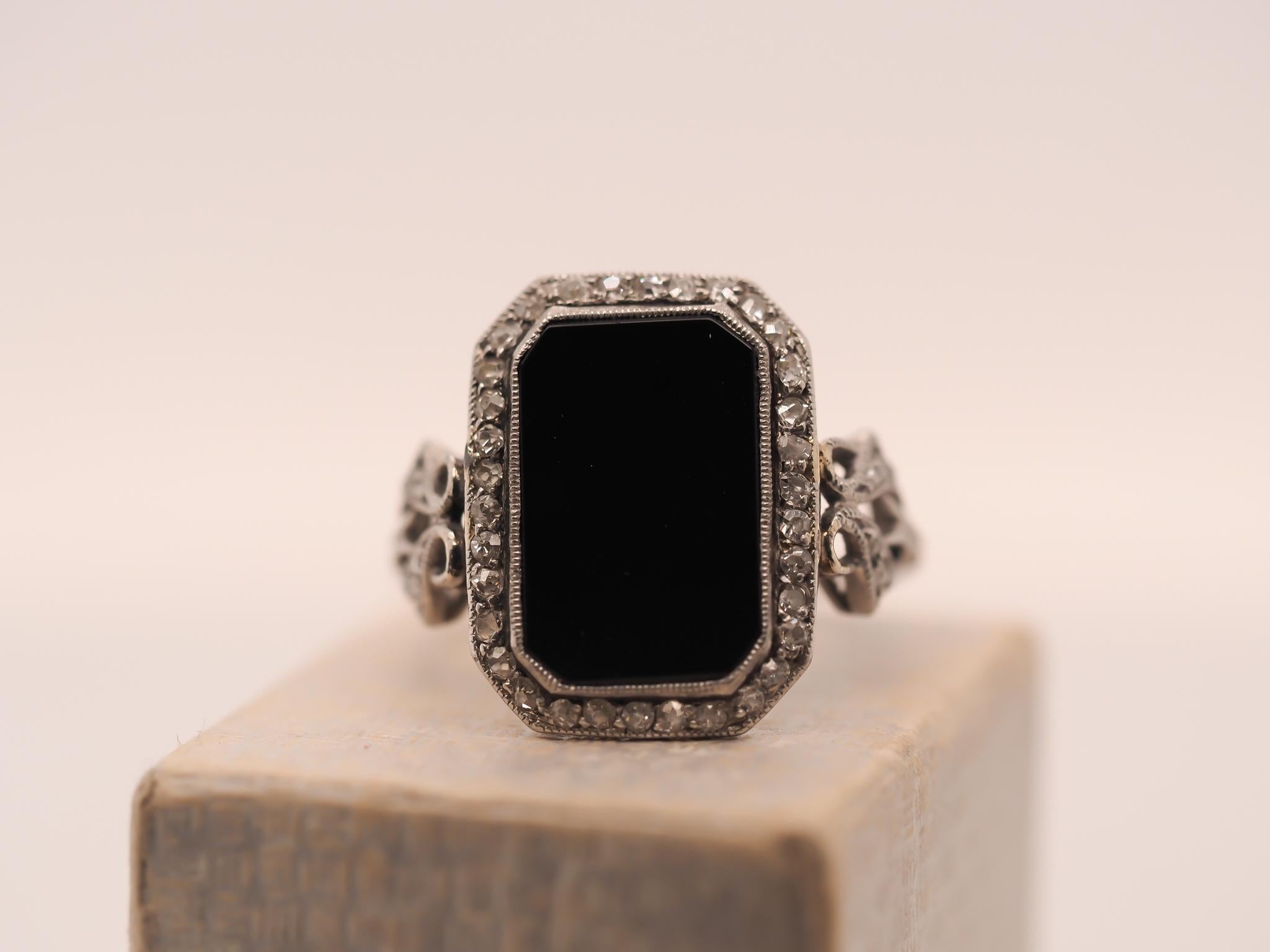 Platin Art Deco Filigraner Diamant und Onyx Porträtring, ca. 1920er Jahre im Zustand „Gut“ in Hicksville, NY