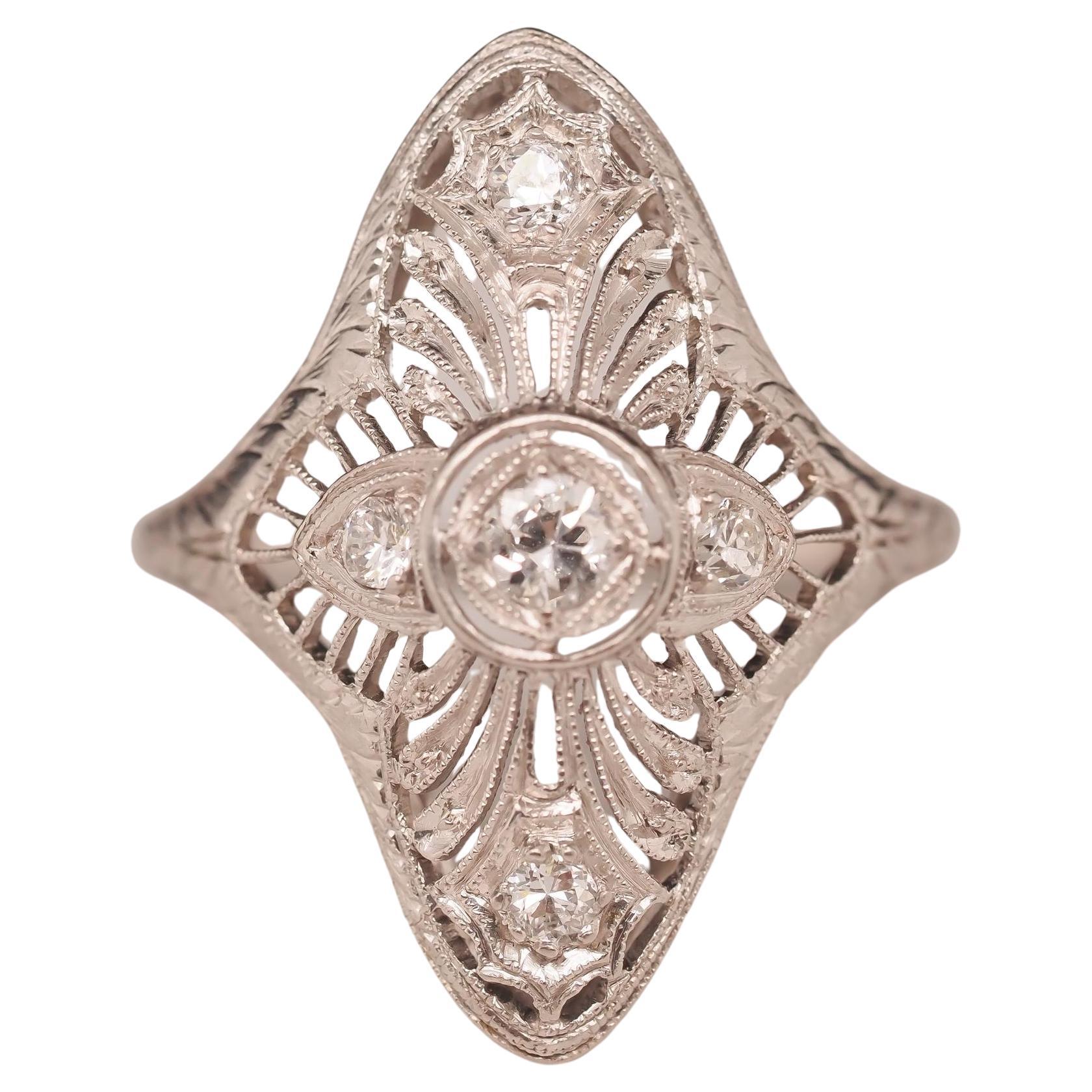 Circa 1920s Platino Art Deco Filigrana Antiguo Anillo Europeo Escudo de Diamantes en venta