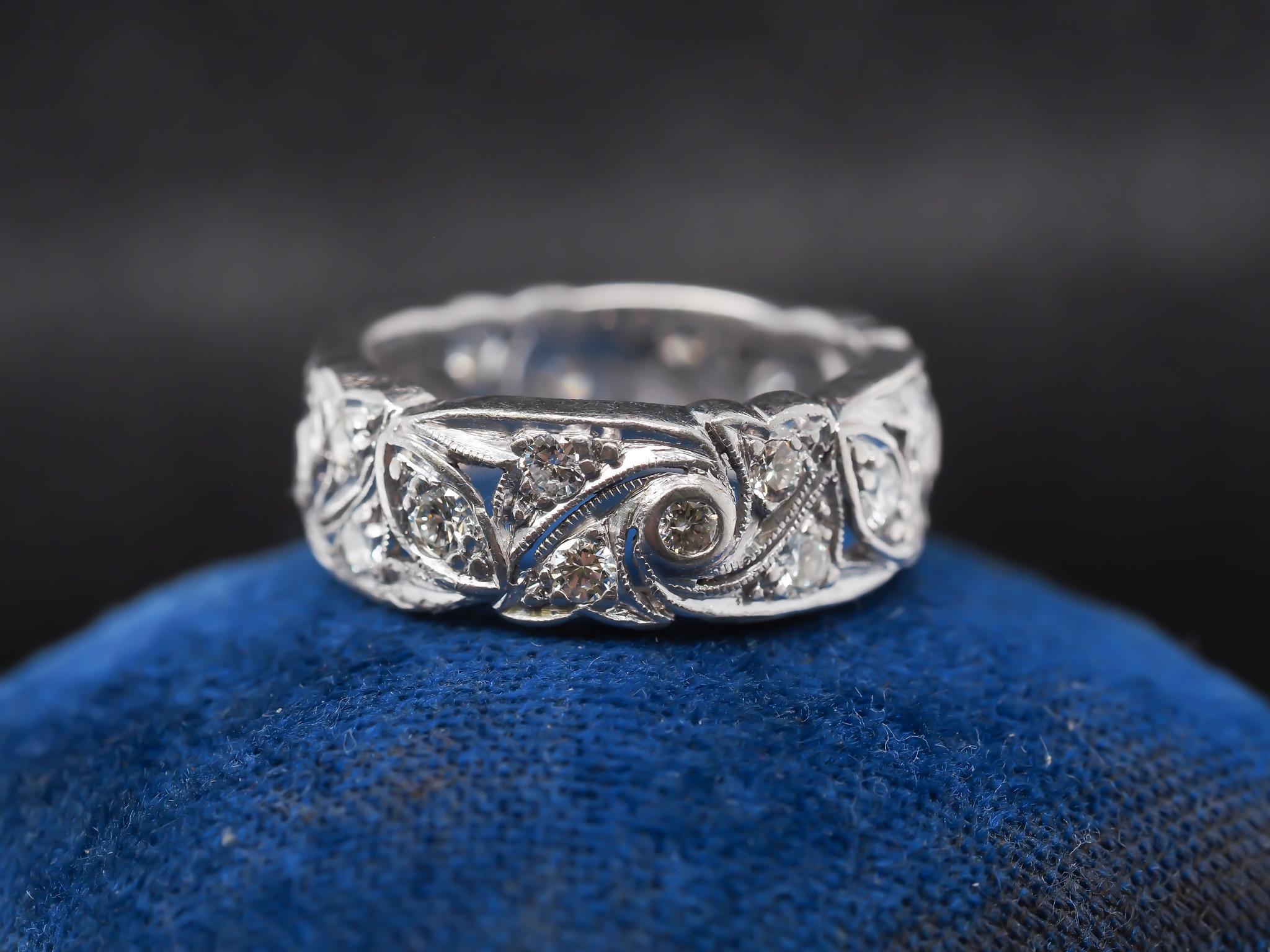 Detalles del artículo:
Año: 1970
Tamaño del anillo: 5 (Grande)
Tipo de metal: Platino [Hallmarked, and Tested]
Peso: 6.5 gramos

Detalles del diamante: .40ct peso total, talla europea antigua, color G, claridad VS

Ancho de banda: 6,6 mm
Estado: