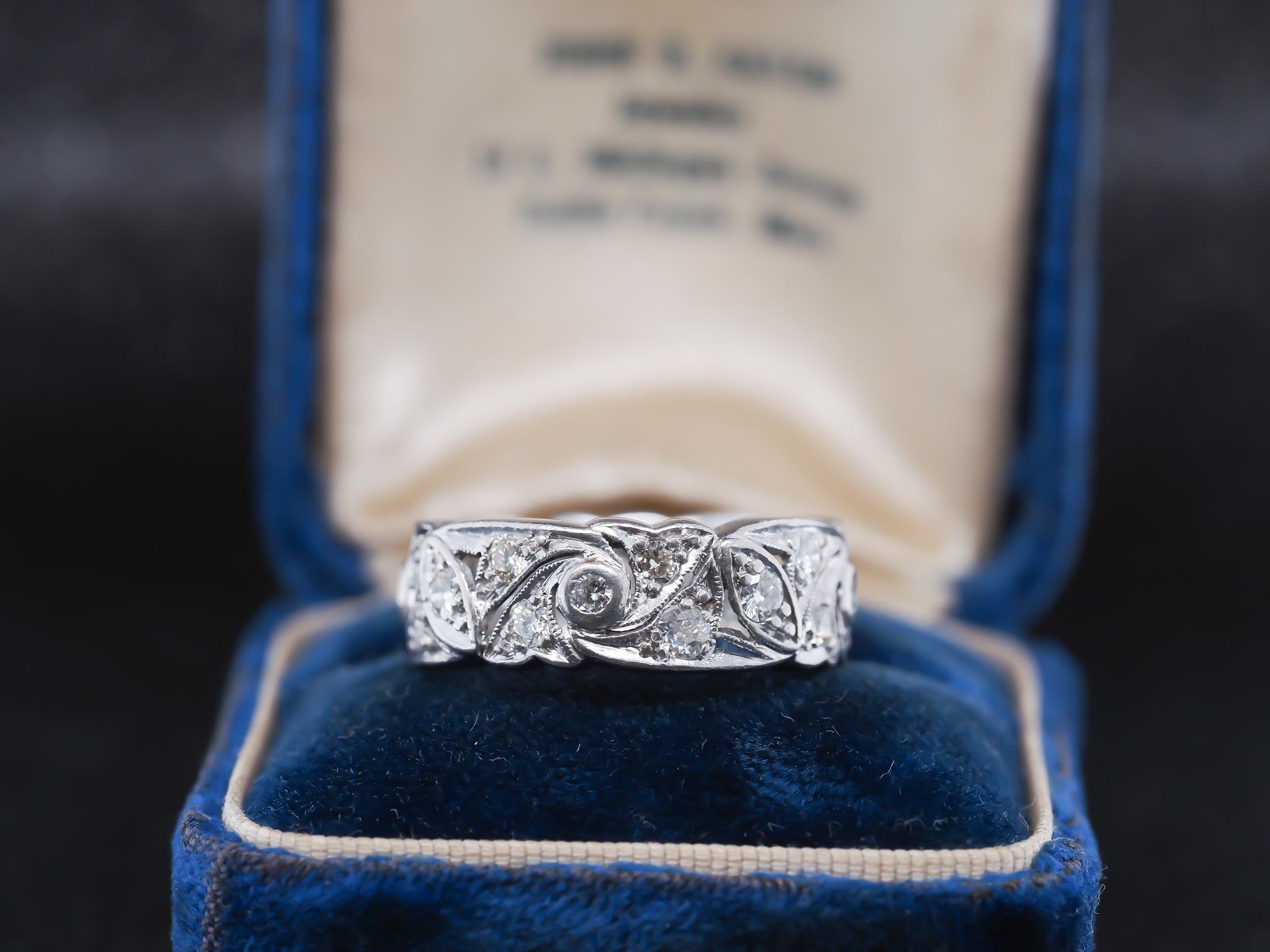 Anillo en espiral de diamantes en platino circa años 20 Talla 5 Corte europeo antiguo en venta