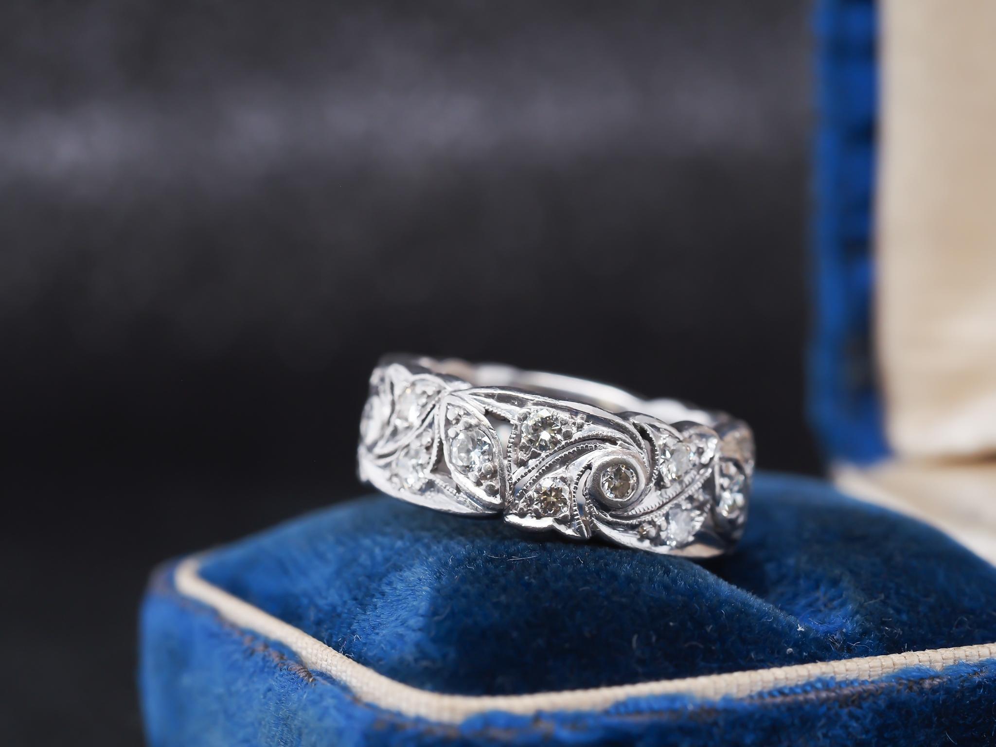 Anillo en espiral de diamantes en platino circa años 20 Talla 5 en Bueno estado para la venta en Hicksville, NY