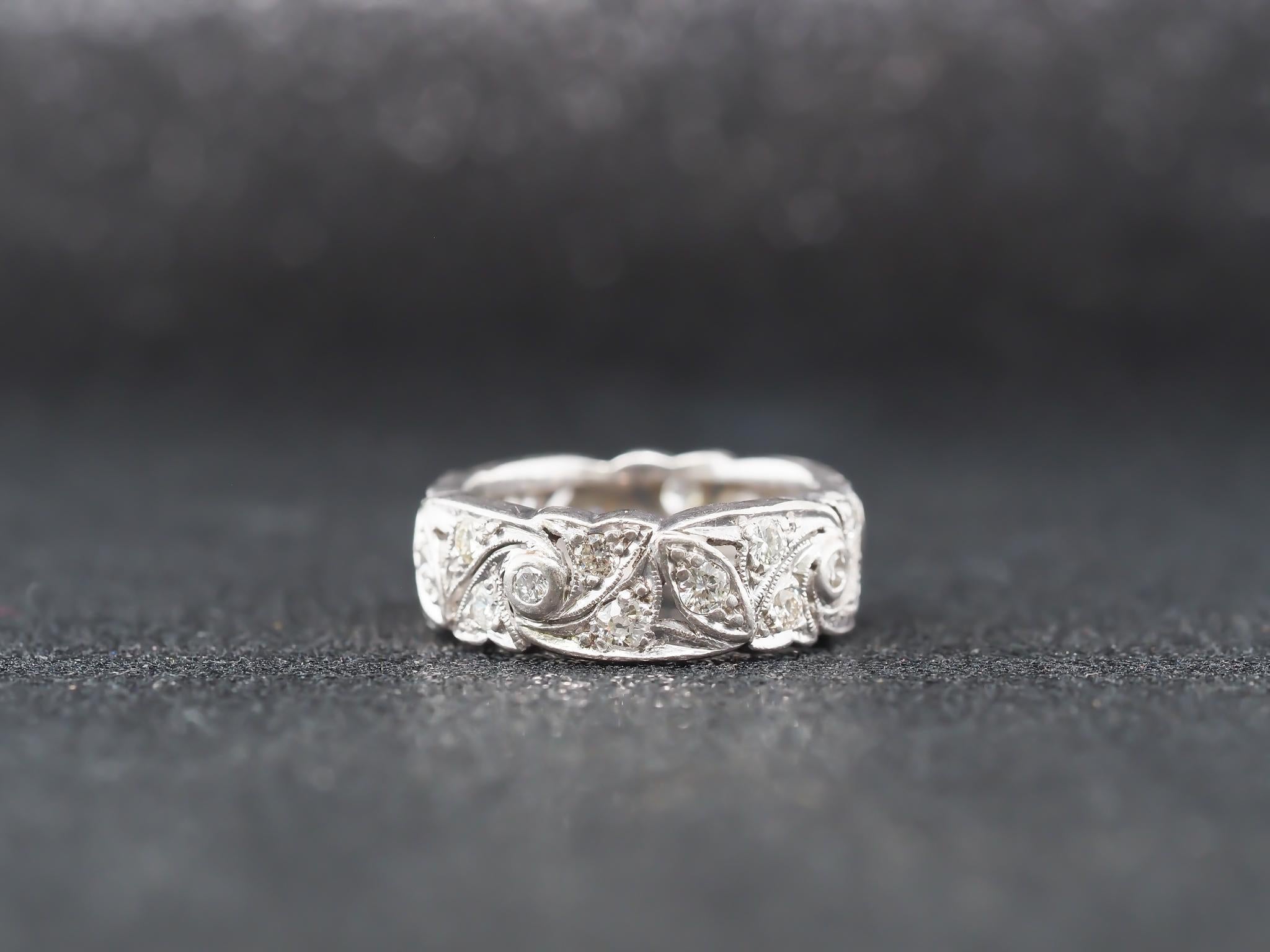 Anillo en espiral de diamantes en platino circa años 20 Talla 5