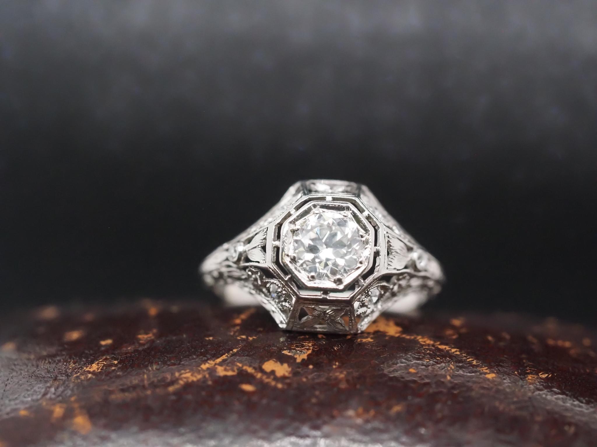 Jahr: 1920er Jahre
Artikel-Details:
Ringgröße: 6 (groß)
Metall-Typ: Platin [gepunzt und geprüft]
Gewicht: 2,9 Gramm
Diamant-Details: Center Diamond wiegt .50ct, Old European Brilliant, F Farbe, SI1 Klarheit.
Seite Stein Details: .05ct Gesamtgewicht,