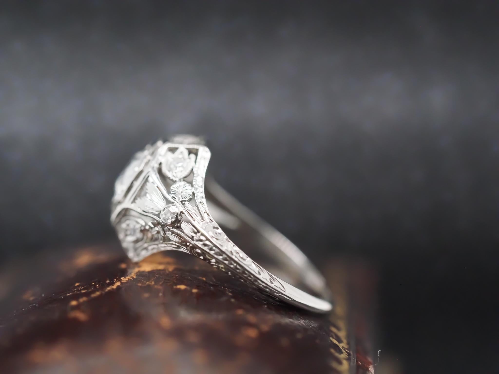 Verlobungsring aus Platin, filigran, .50 Karat alter europäischer Diamant, ca. 1920er Jahre im Angebot 1