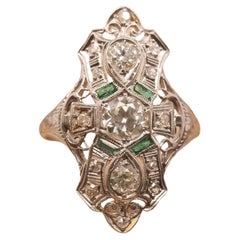 Anillo Escudo de Platino de los años 20 con diamante talla europea antigua y esmeraldas