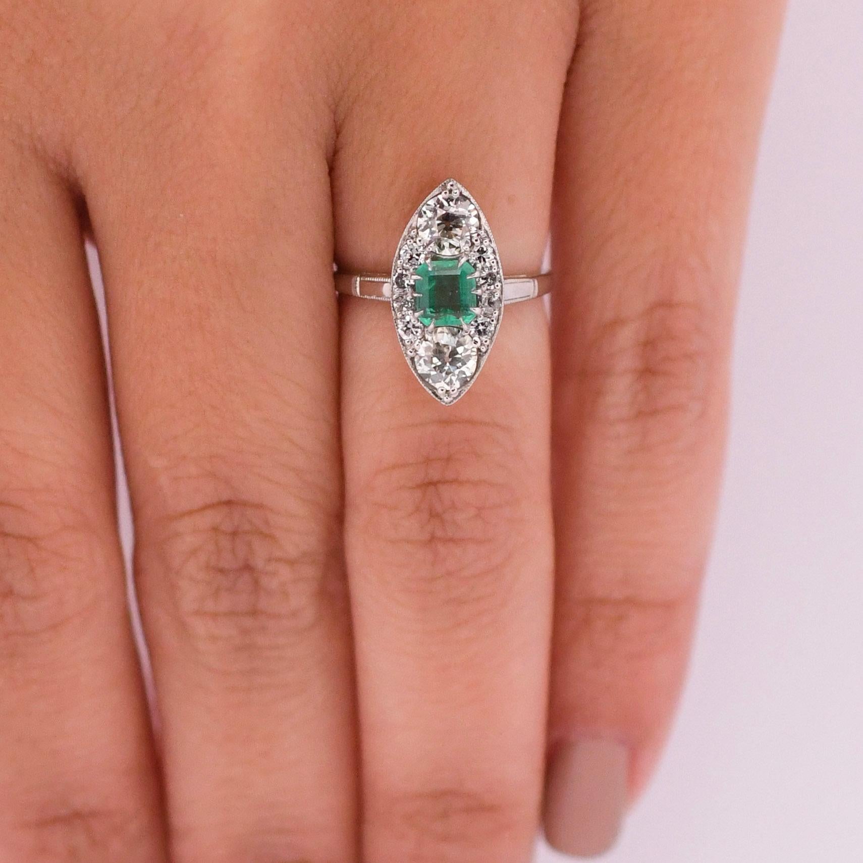 Circa 1920er Jahre Ring mit drei Steinen, Navette-Diamant und kolumbianischem Smaragd im Angebot 4