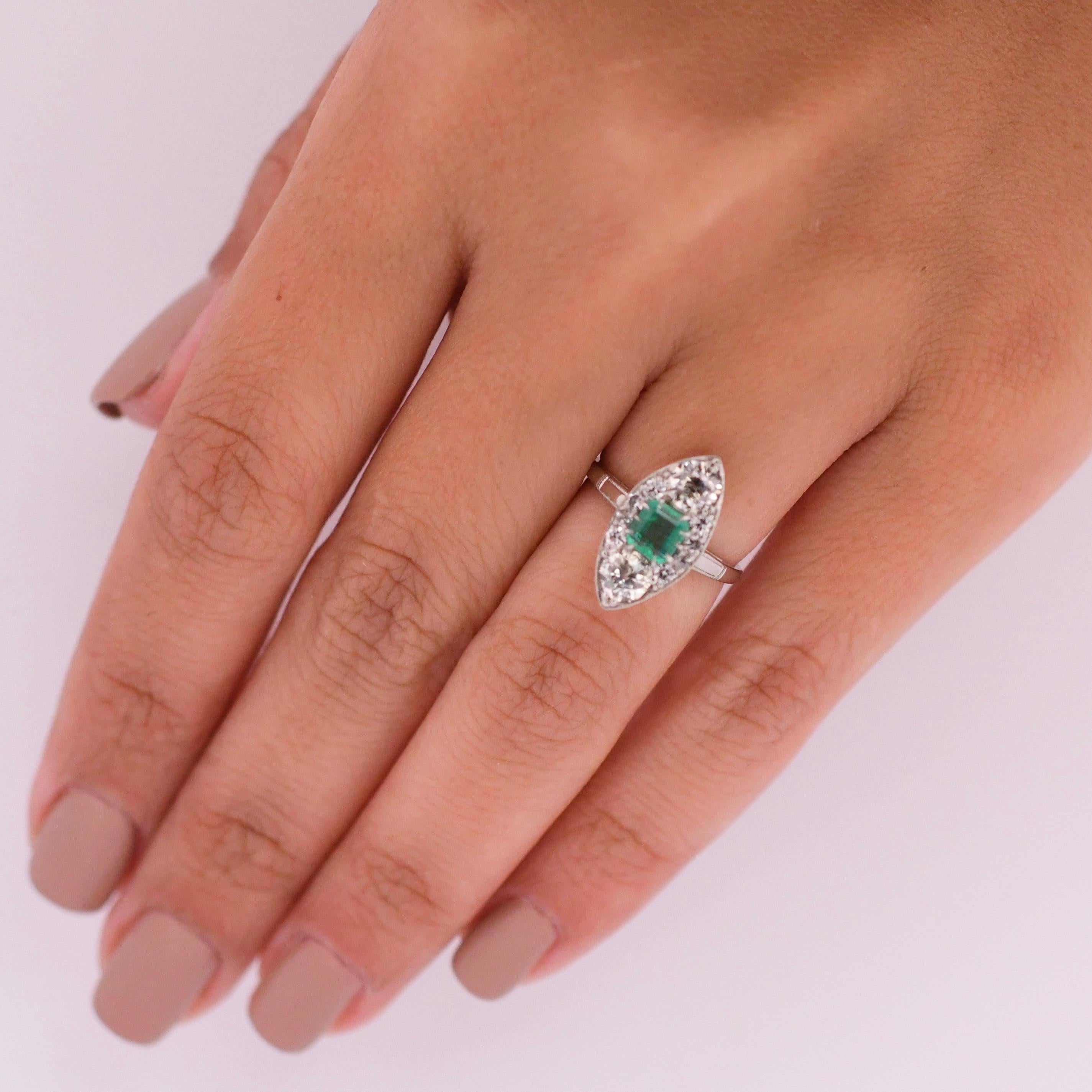 Circa 1920er Jahre Ring mit drei Steinen, Navette-Diamant und kolumbianischem Smaragd im Angebot 5