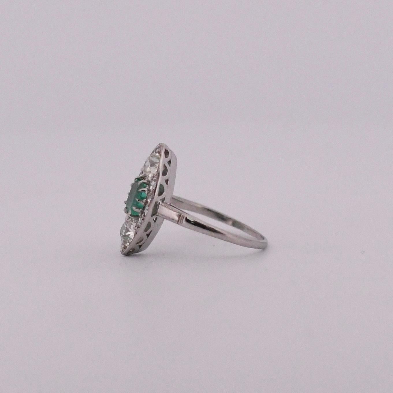 Circa 1920er Jahre Ring mit drei Steinen, Navette-Diamant und kolumbianischem Smaragd (Smaragdschliff) im Angebot