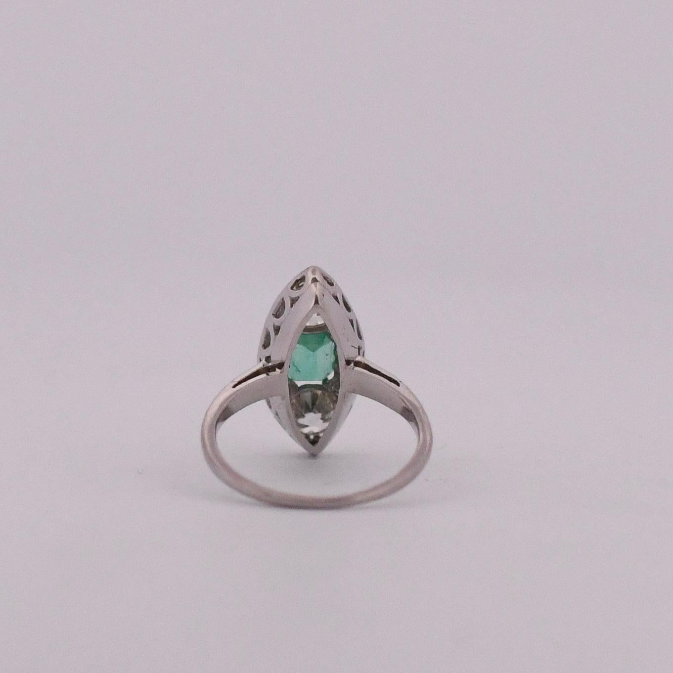 Circa 1920er Jahre Ring mit drei Steinen, Navette-Diamant und kolumbianischem Smaragd im Zustand „Gut“ im Angebot in Addison, TX