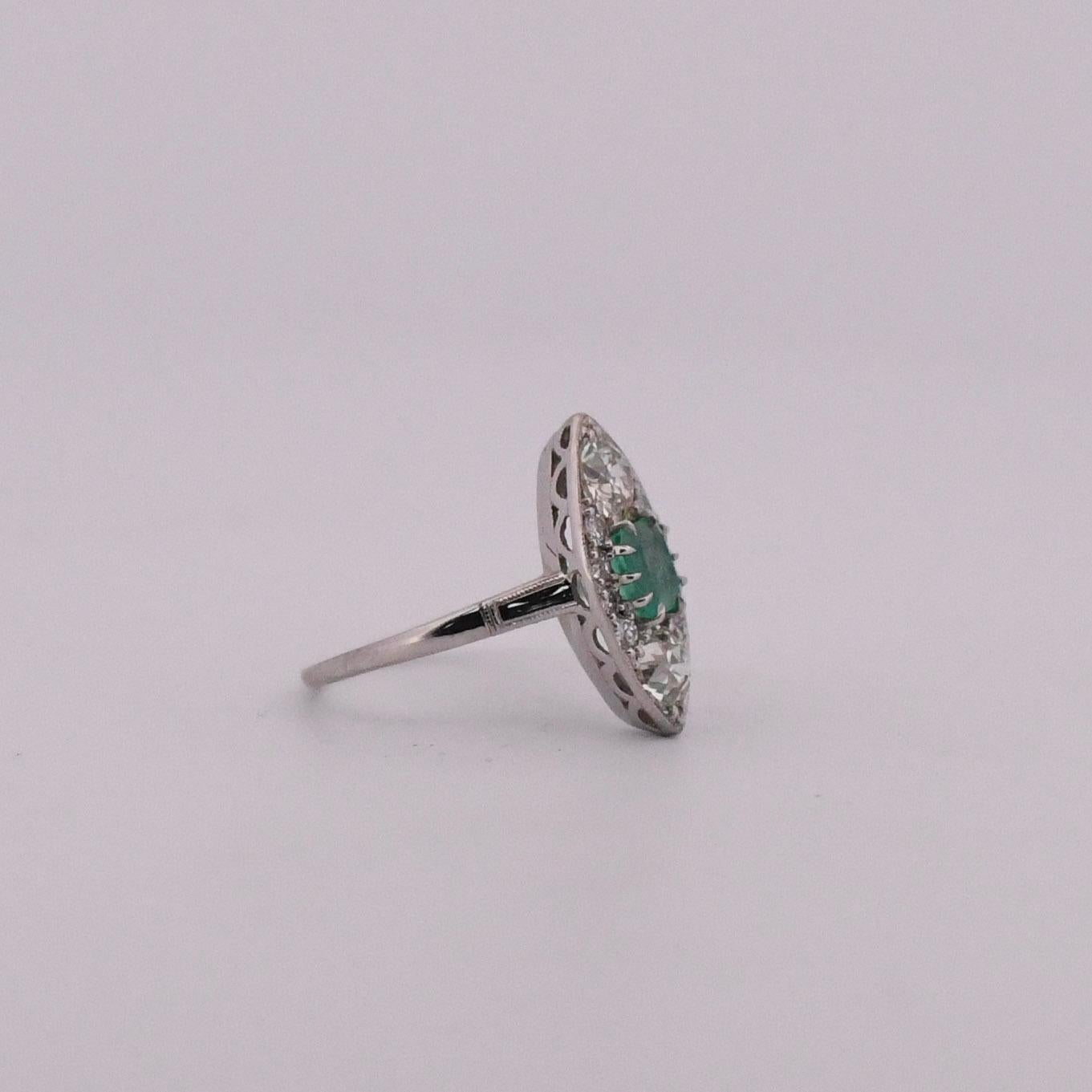 Circa 1920er Jahre Ring mit drei Steinen, Navette-Diamant und kolumbianischem Smaragd Damen im Angebot