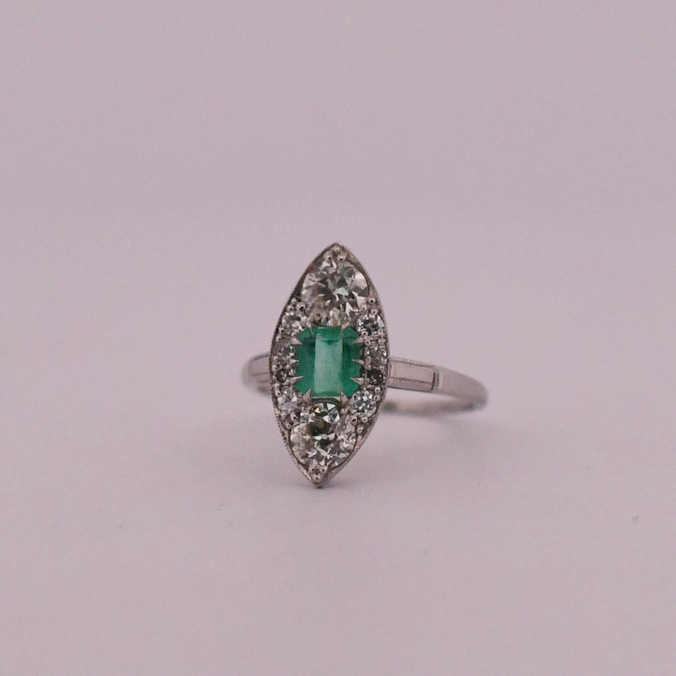 Circa 1920er Jahre Ring mit drei Steinen, Navette-Diamant und kolumbianischem Smaragd im Angebot 1