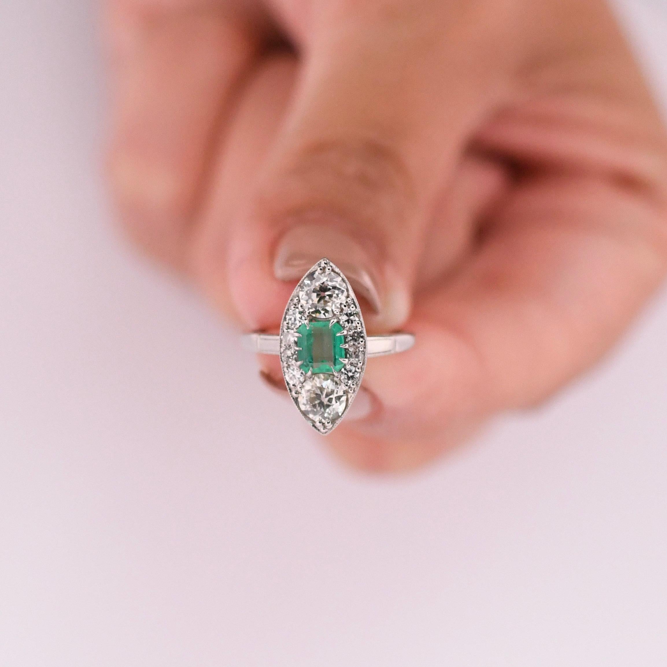 Circa 1920er Jahre Ring mit drei Steinen, Navette-Diamant und kolumbianischem Smaragd im Angebot 2