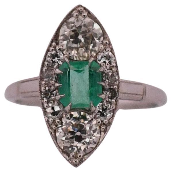 Circa 1920er Jahre Ring mit drei Steinen, Navette-Diamant und kolumbianischem Smaragd im Angebot