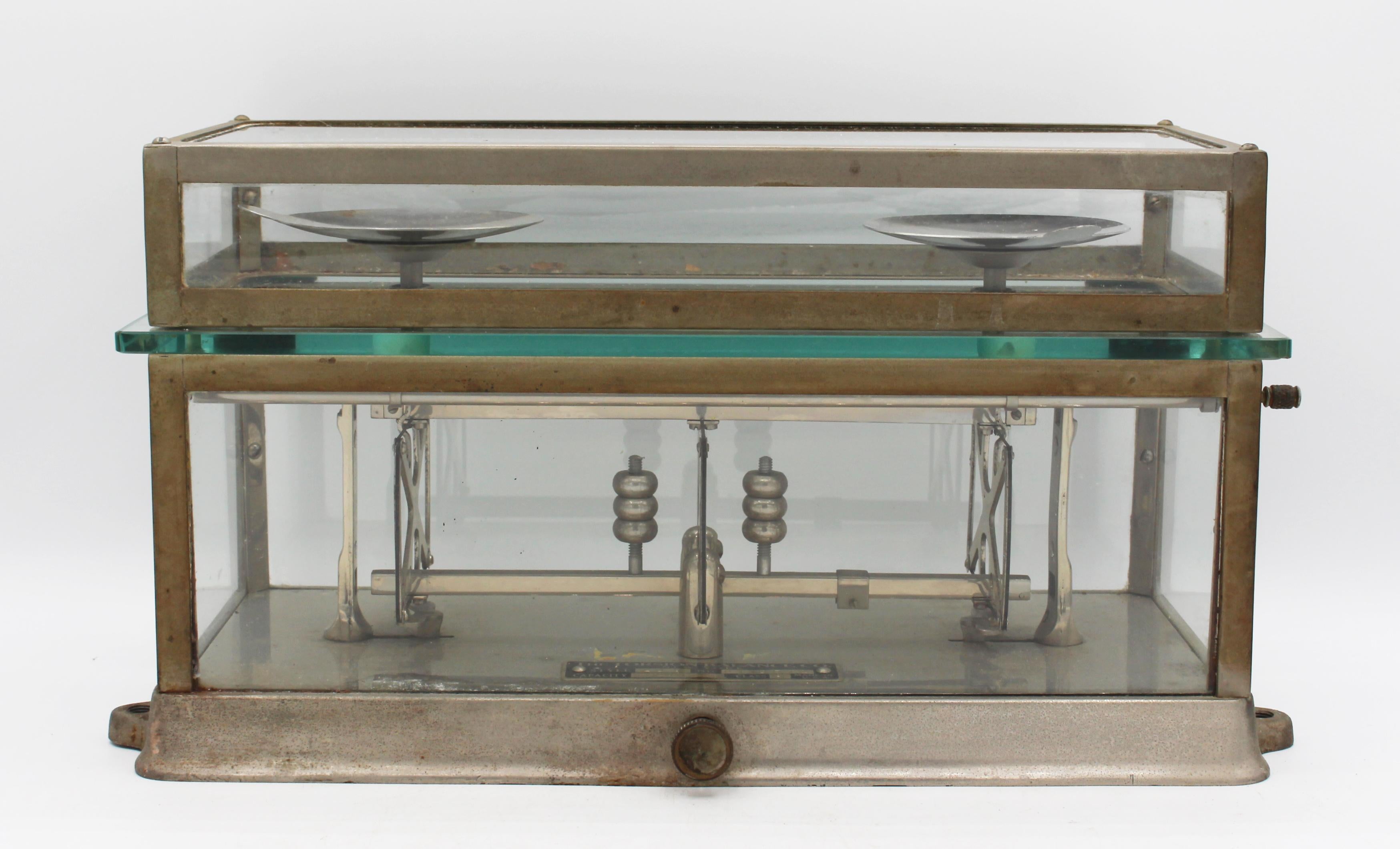 Balance de classe A de la société Torsion Balance Co, New York, datant de 1920. Verre et boîtier en métal nickelé. Selon le Smithsonian National Museum of American History, qui en possède un identique dans sa collection, 