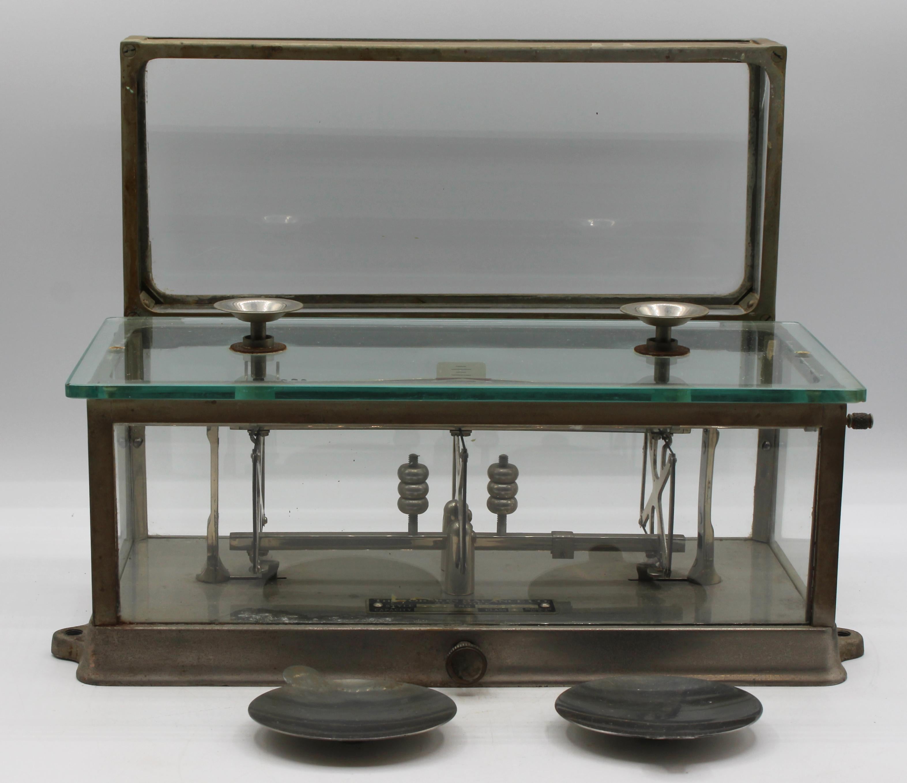 Verre Balance de classe A de la société Torsion Balance Co, New York, datant de 1920. en vente