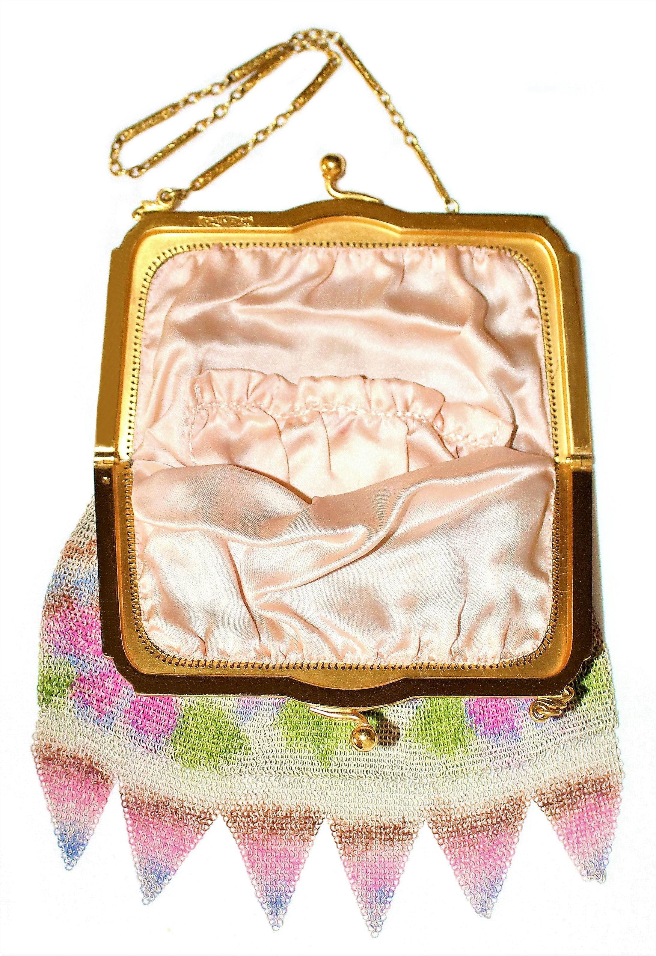 Circa 1920s Whiting & Davis Dresden Mesh Purse  In Good Condition For Sale In Long Beach, CA