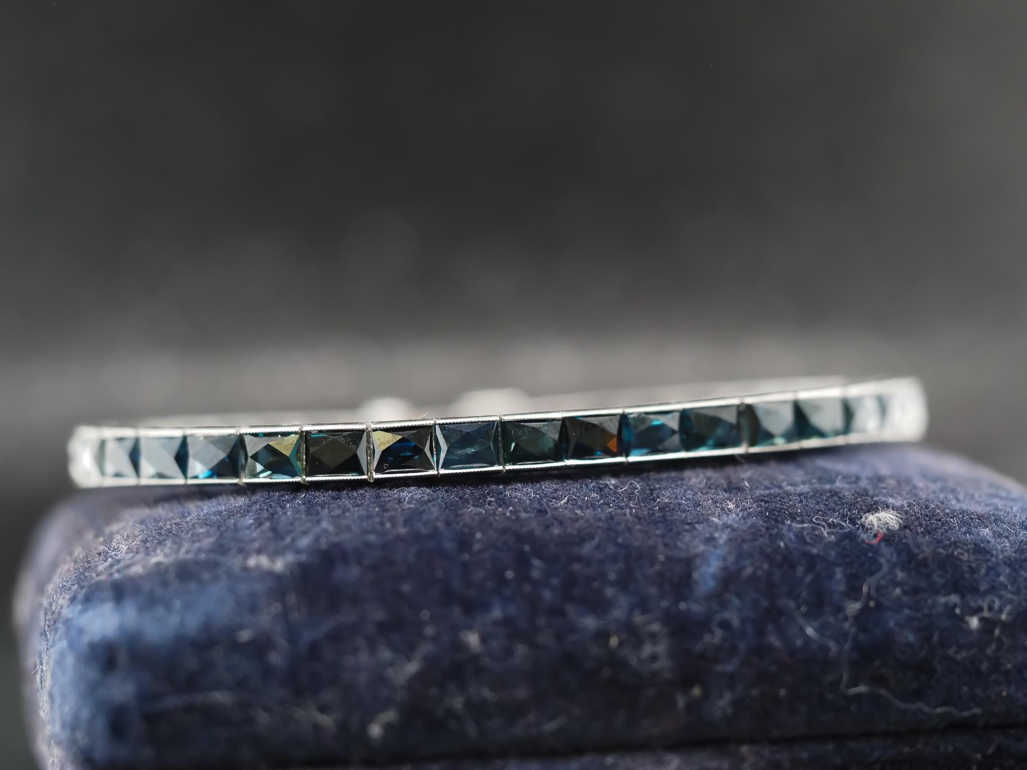 Circa 1921 Art Deco Oscar Heyman 25ct French Cut Sapphire Line Bracelet In Good Condition For Sale In Hicksville, NY