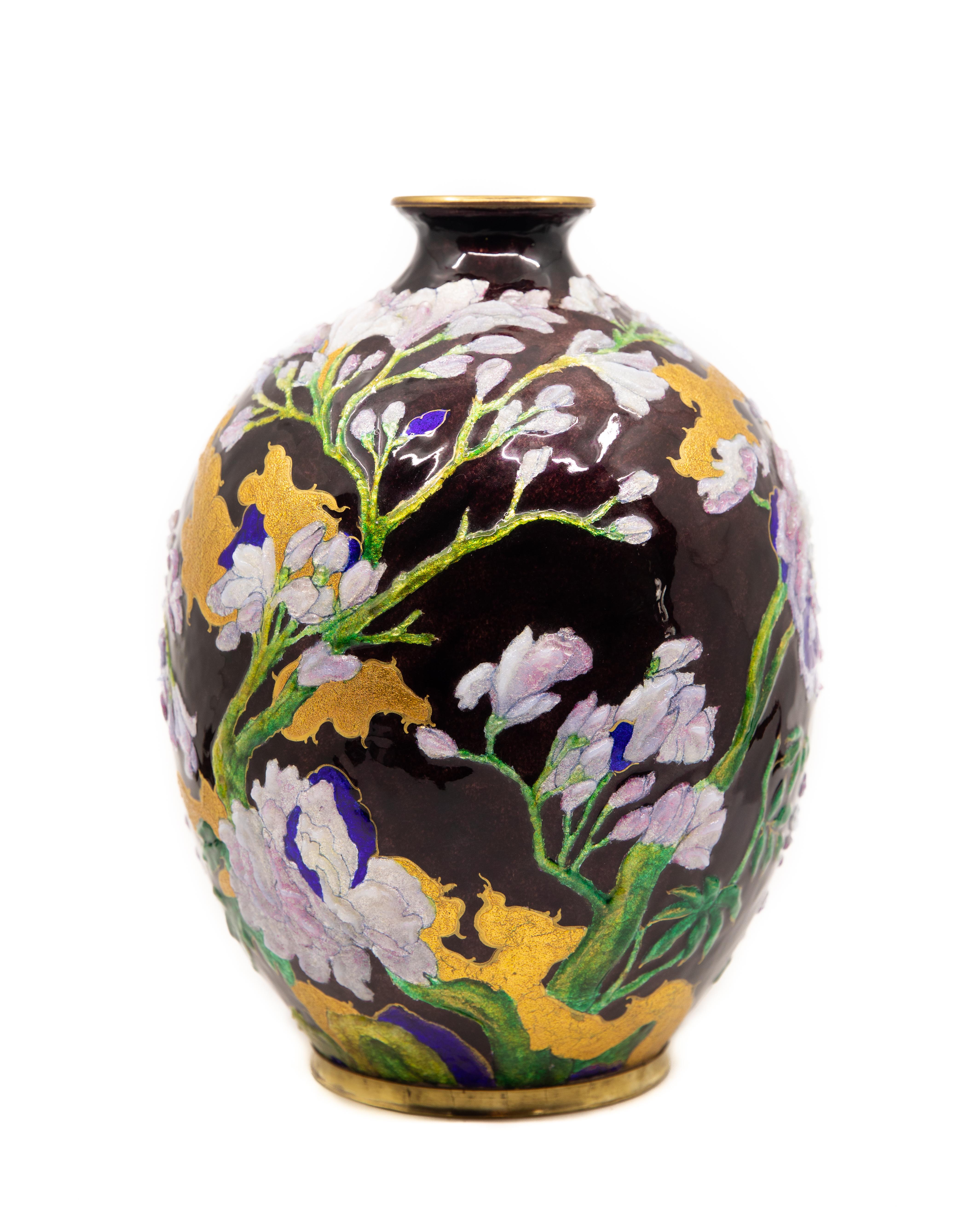 Voici un magnifique vase Art Nouveau Camille Fauré pour Limoges, motif floral émaillé en trois dimensions, en bas-relief, avec des accents d'émail doré sur un vase en cuivre à fond prune, signé 